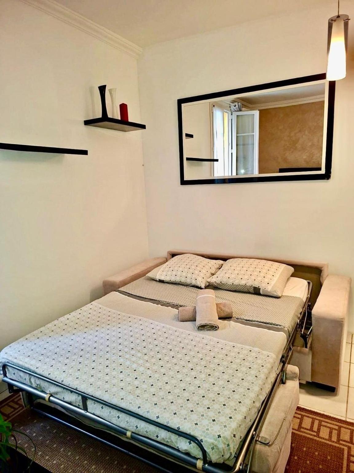 2 Pieces En Etage Au Centre-ville De Nice