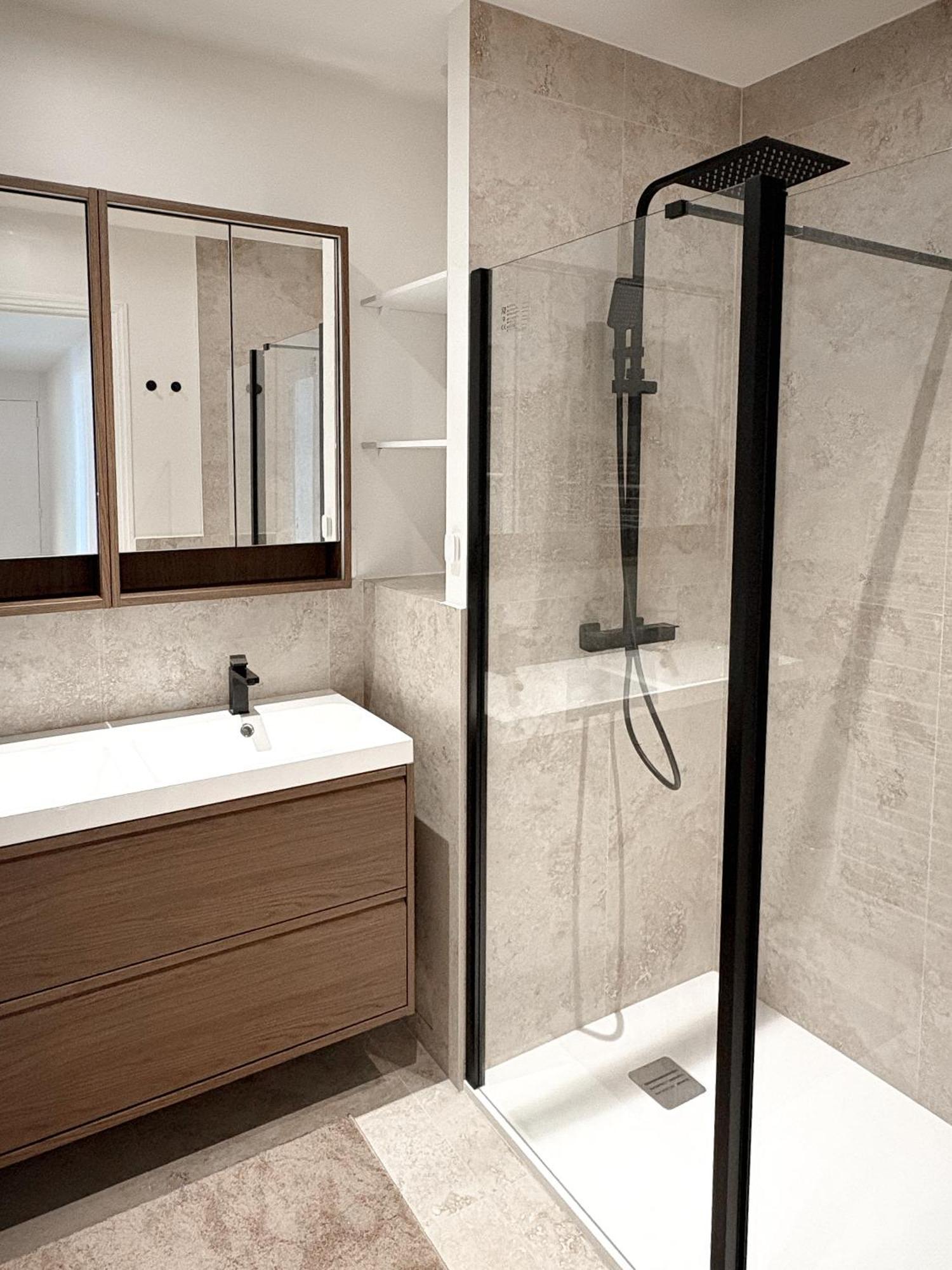 Apartment Center - Spacious Luxury With Air Conditioning *