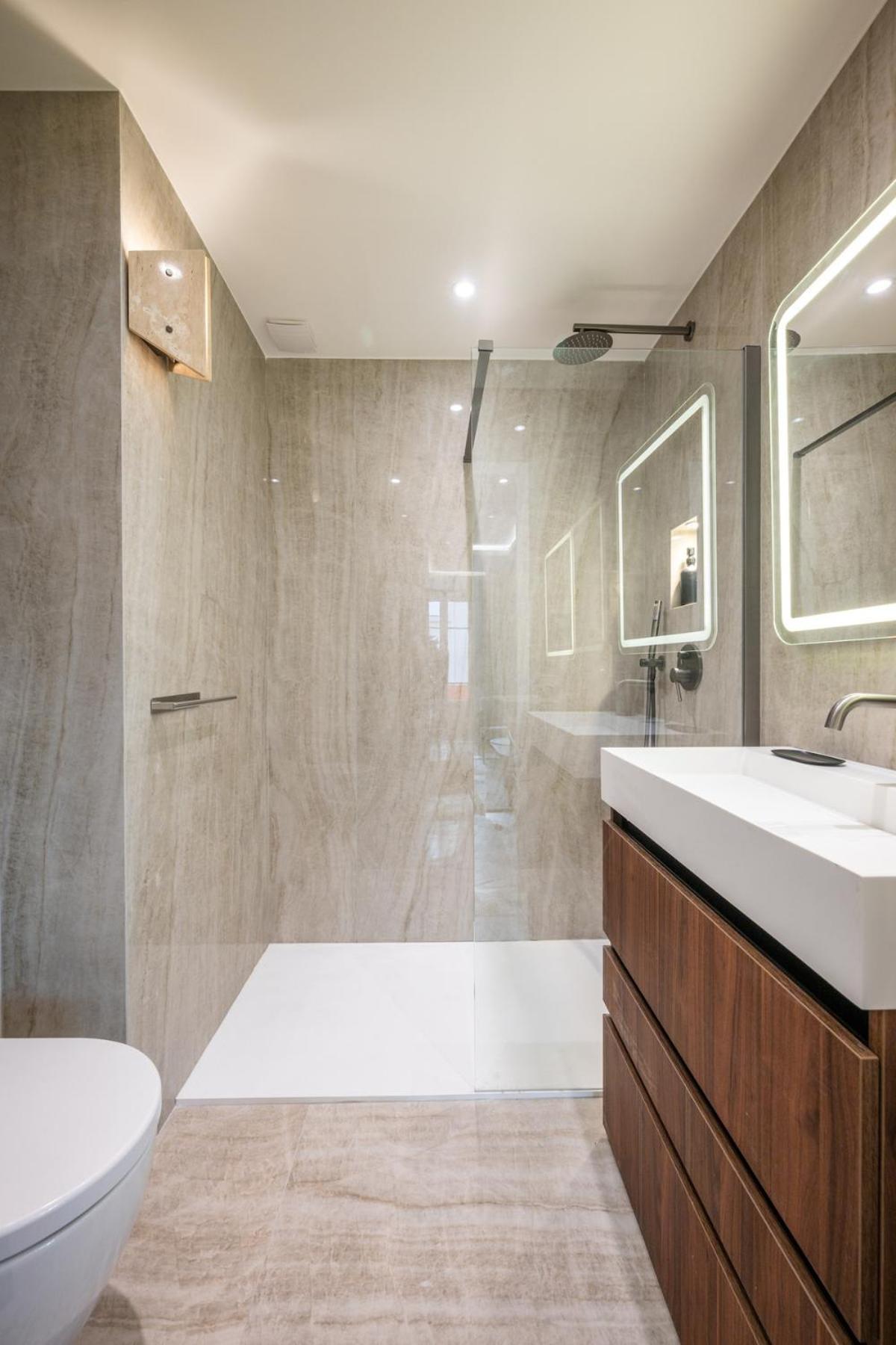 Luxueux, Spacieux Dans Le Quartier Du Port Apartment *