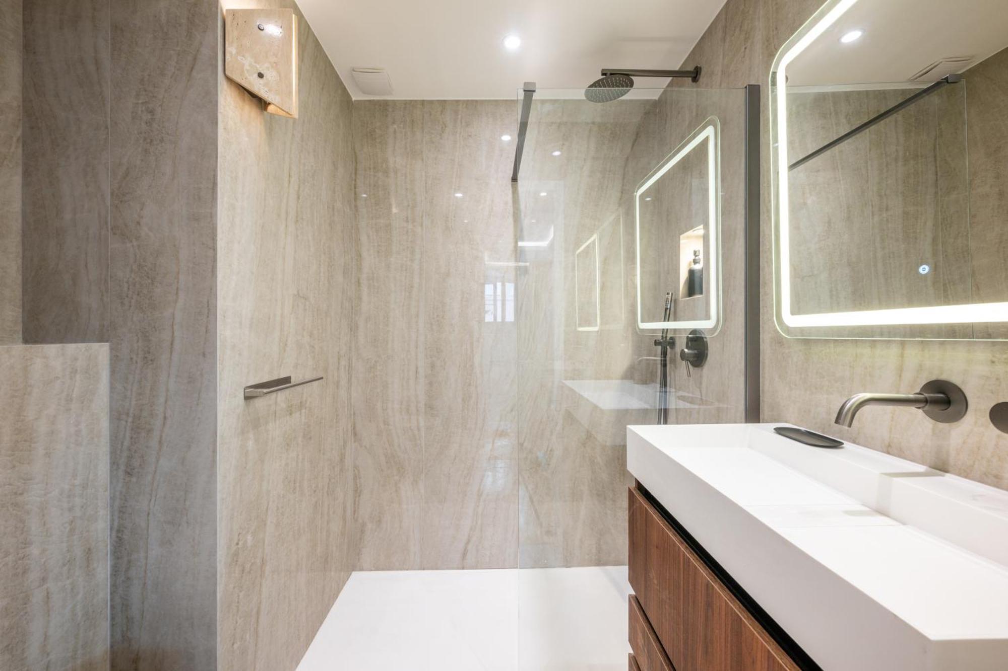 Luxueux, Spacieux Dans Le Quartier Du Port Apartment *