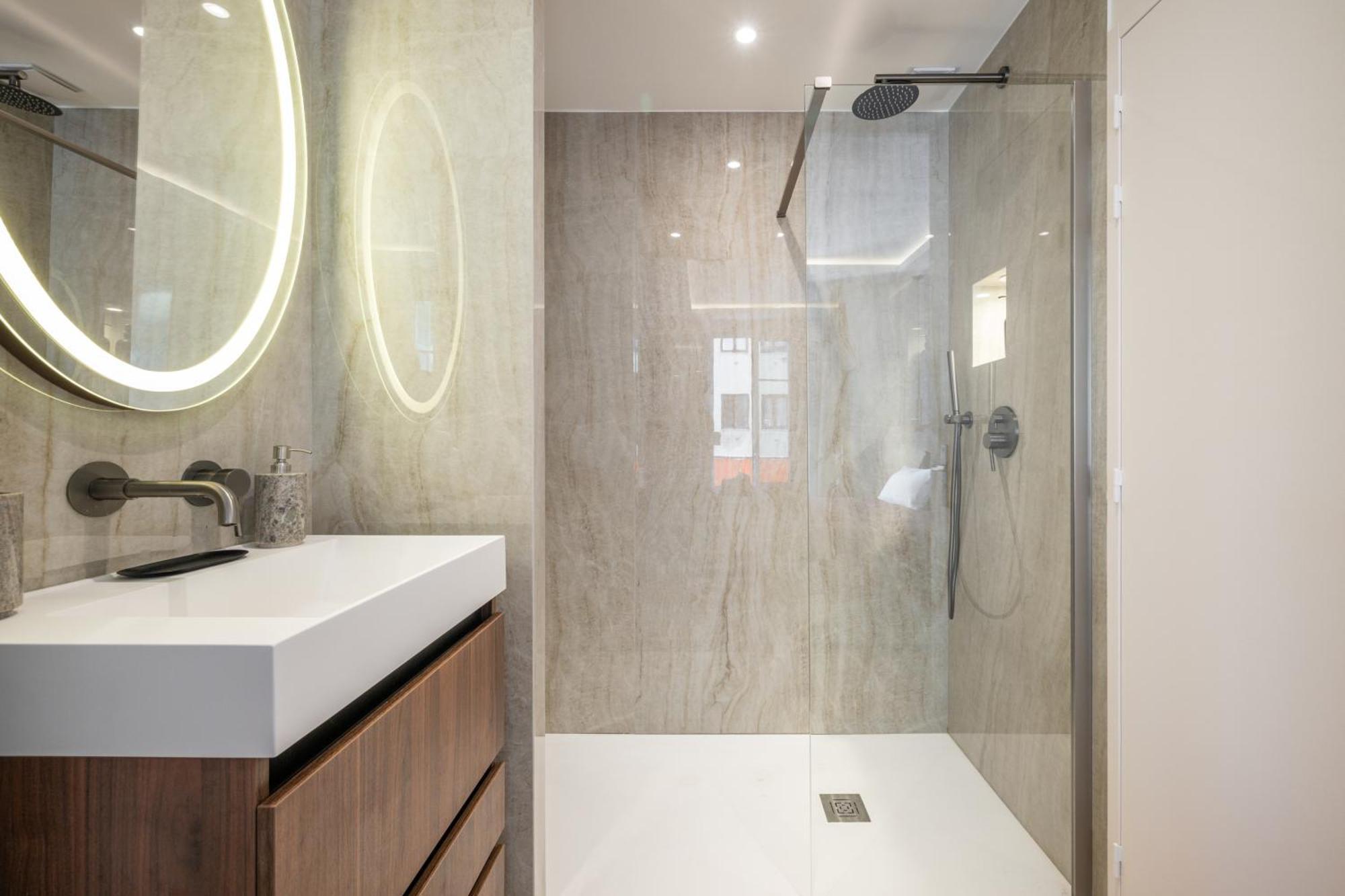 Luxueux, Spacieux Dans Le Quartier Du Port Apartment *