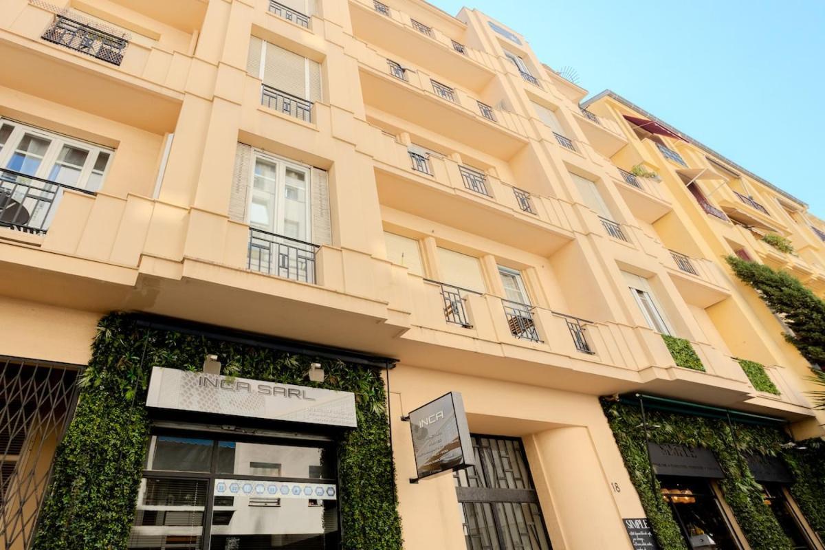 Pop Art Au Centre De Et Proche De La *