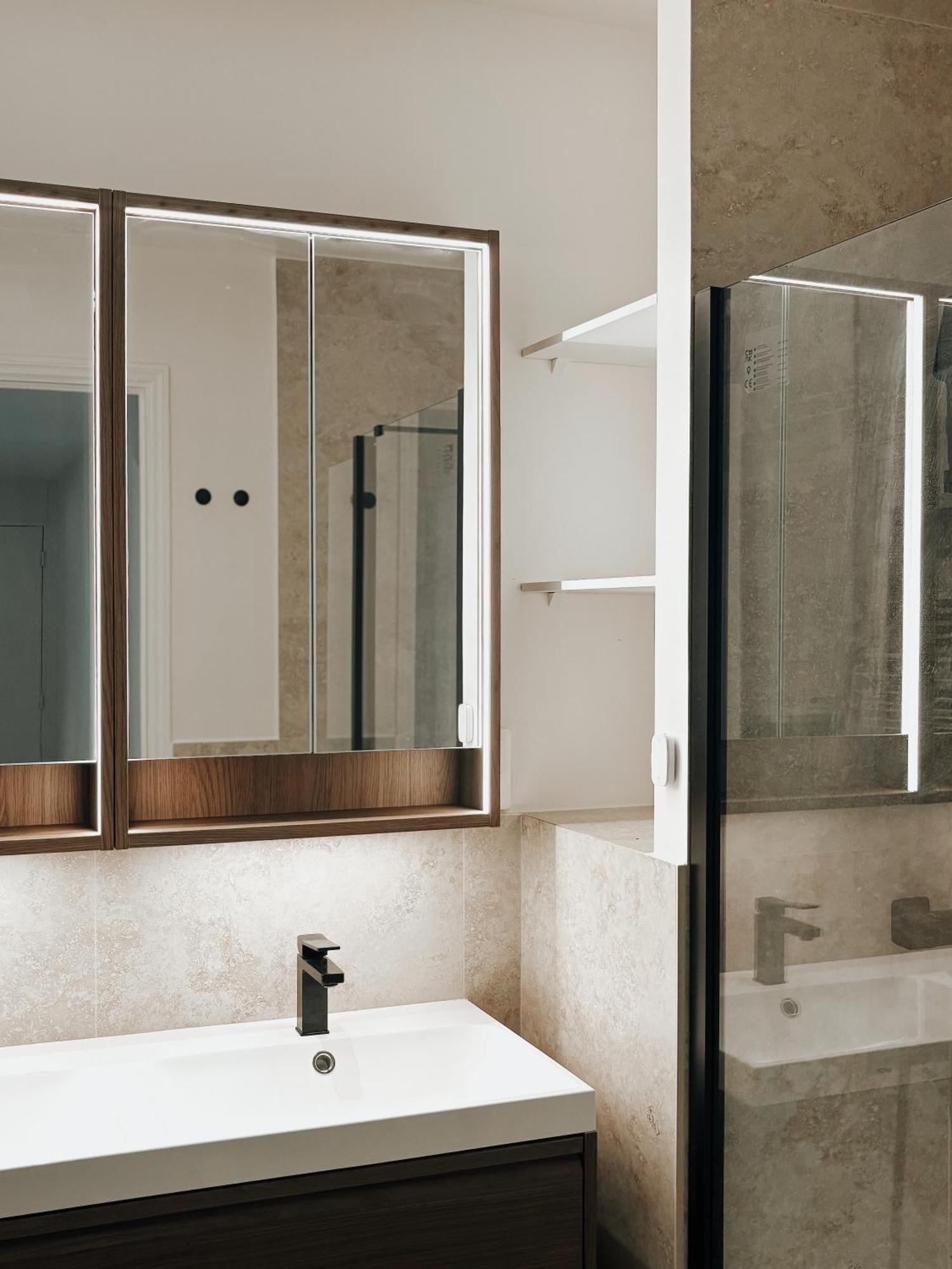 Apartment Center - Spacious Luxury With Air Conditioning