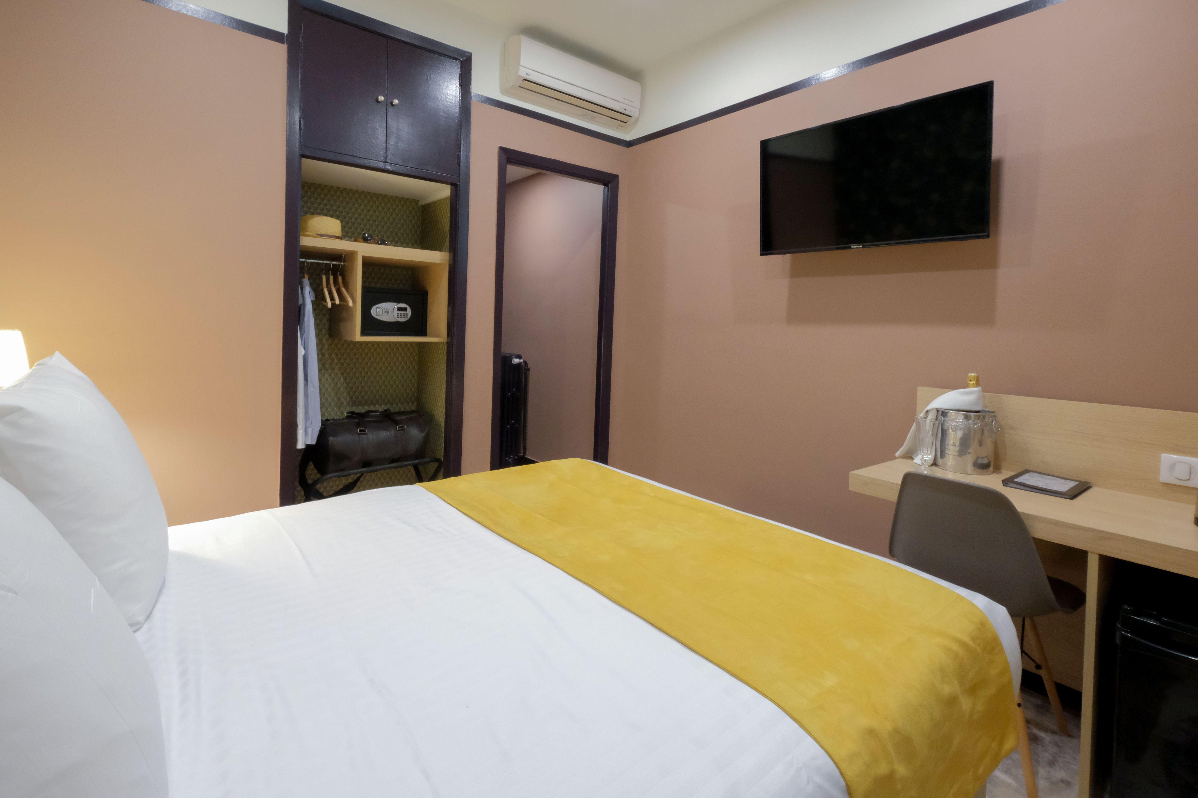 Hotel De France, Un Ammi