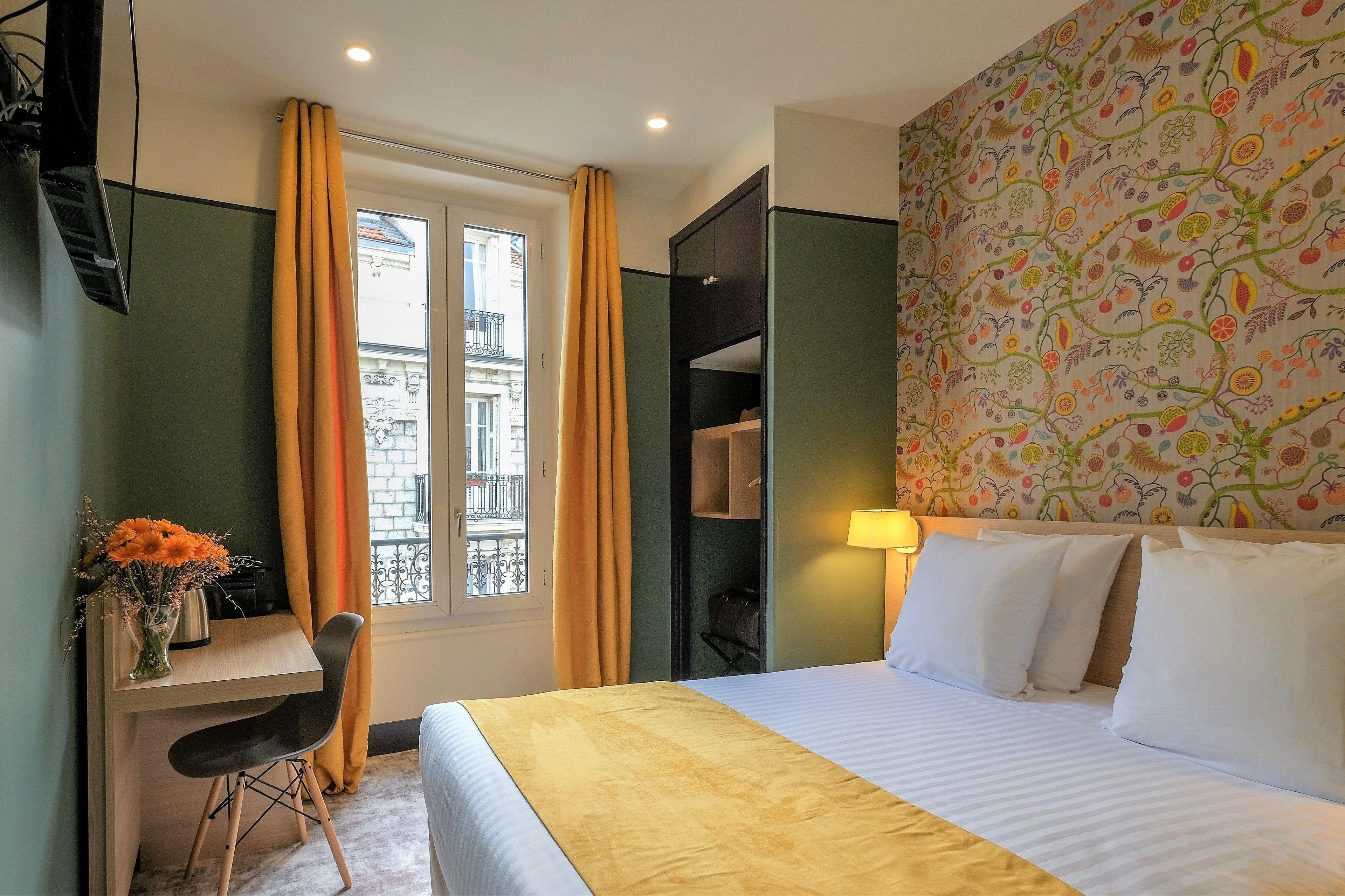Hotel De France, Un Ammi