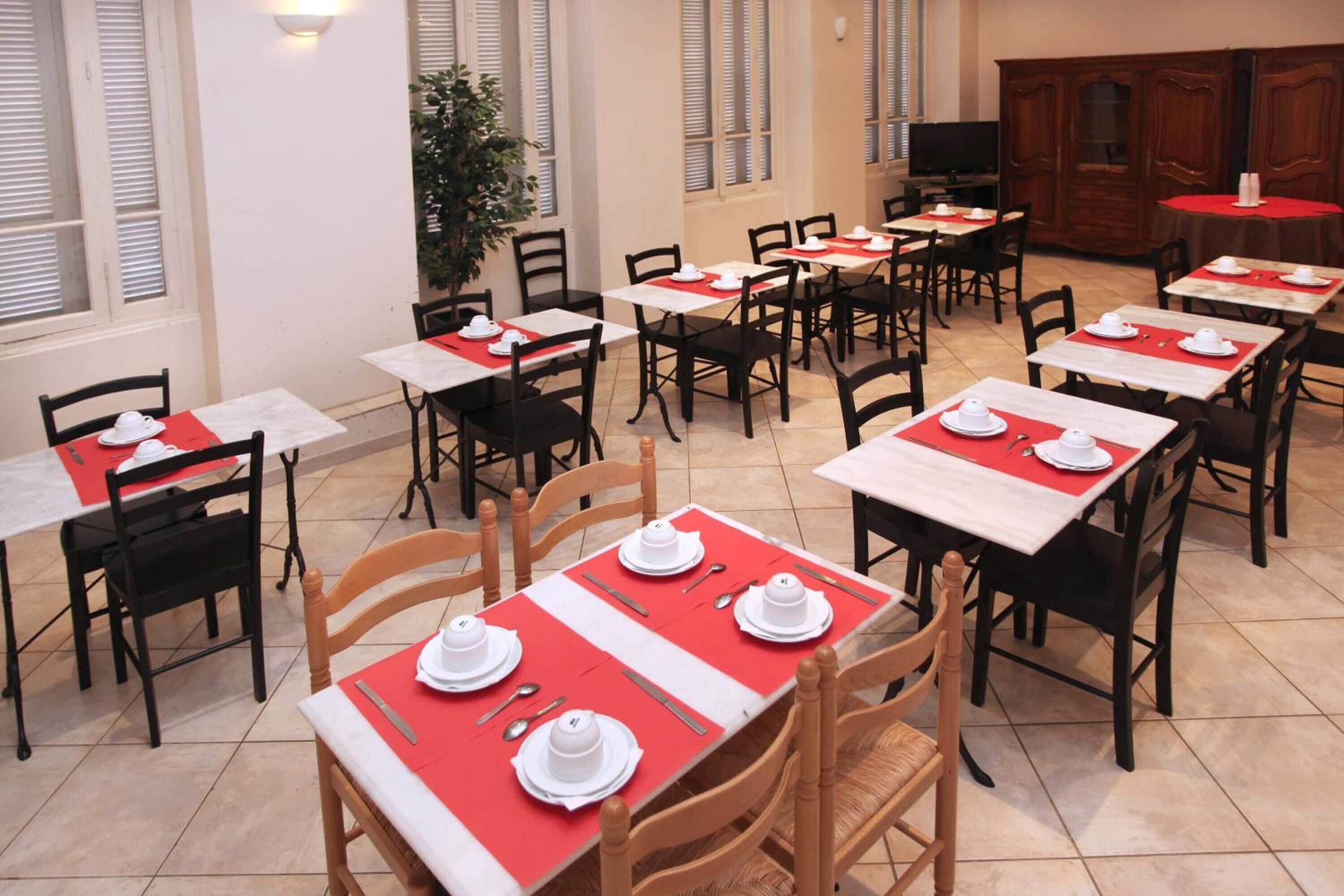 Trocadero Hotel 2*