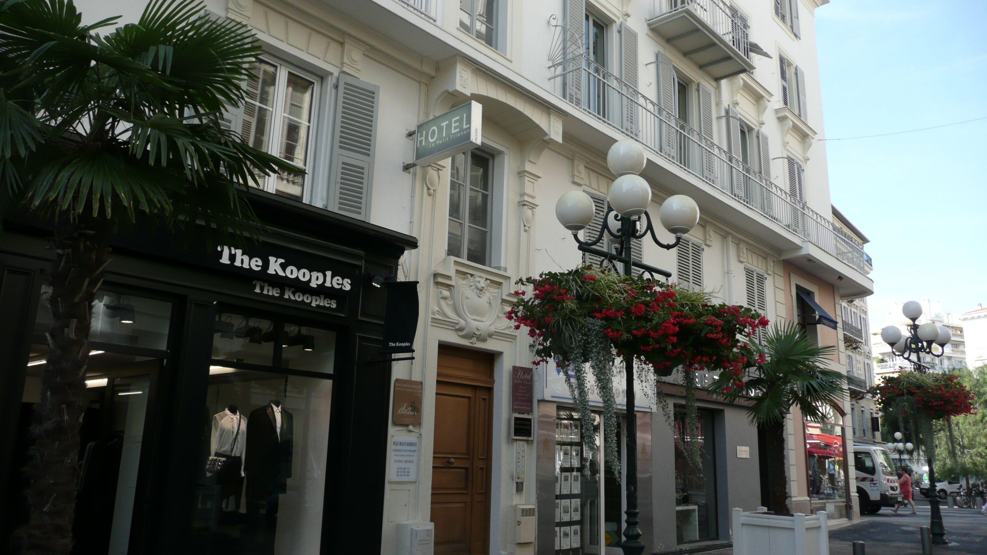 Hotel Le Petit Trianon Et Le Charme Des 2*