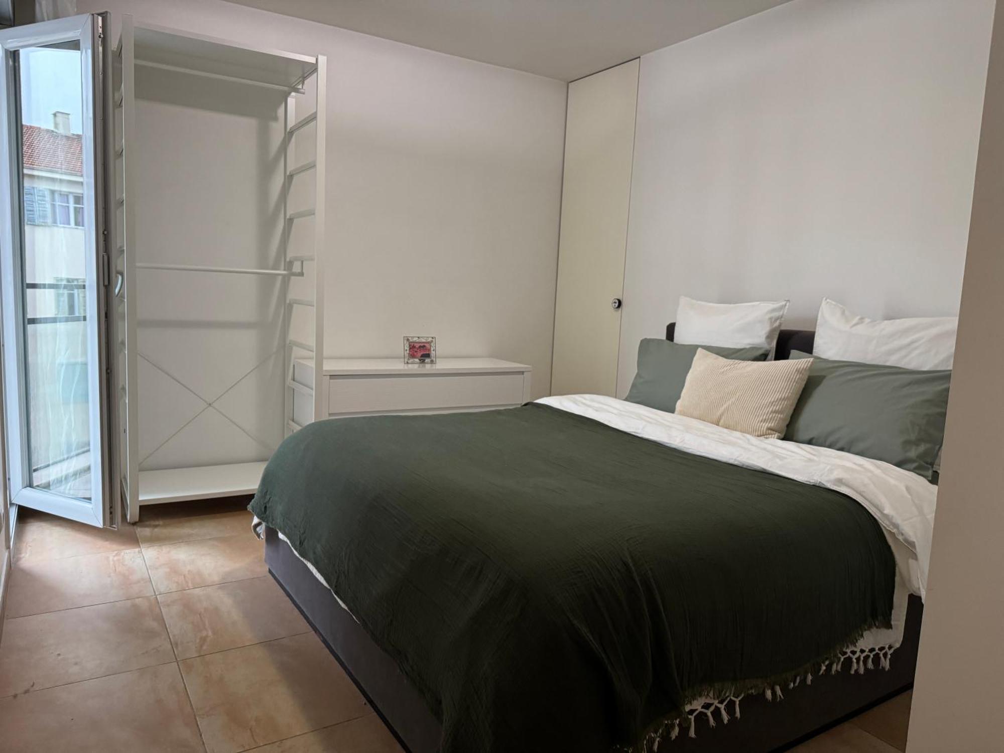 Gambetta Promenade Modern Near With Parking