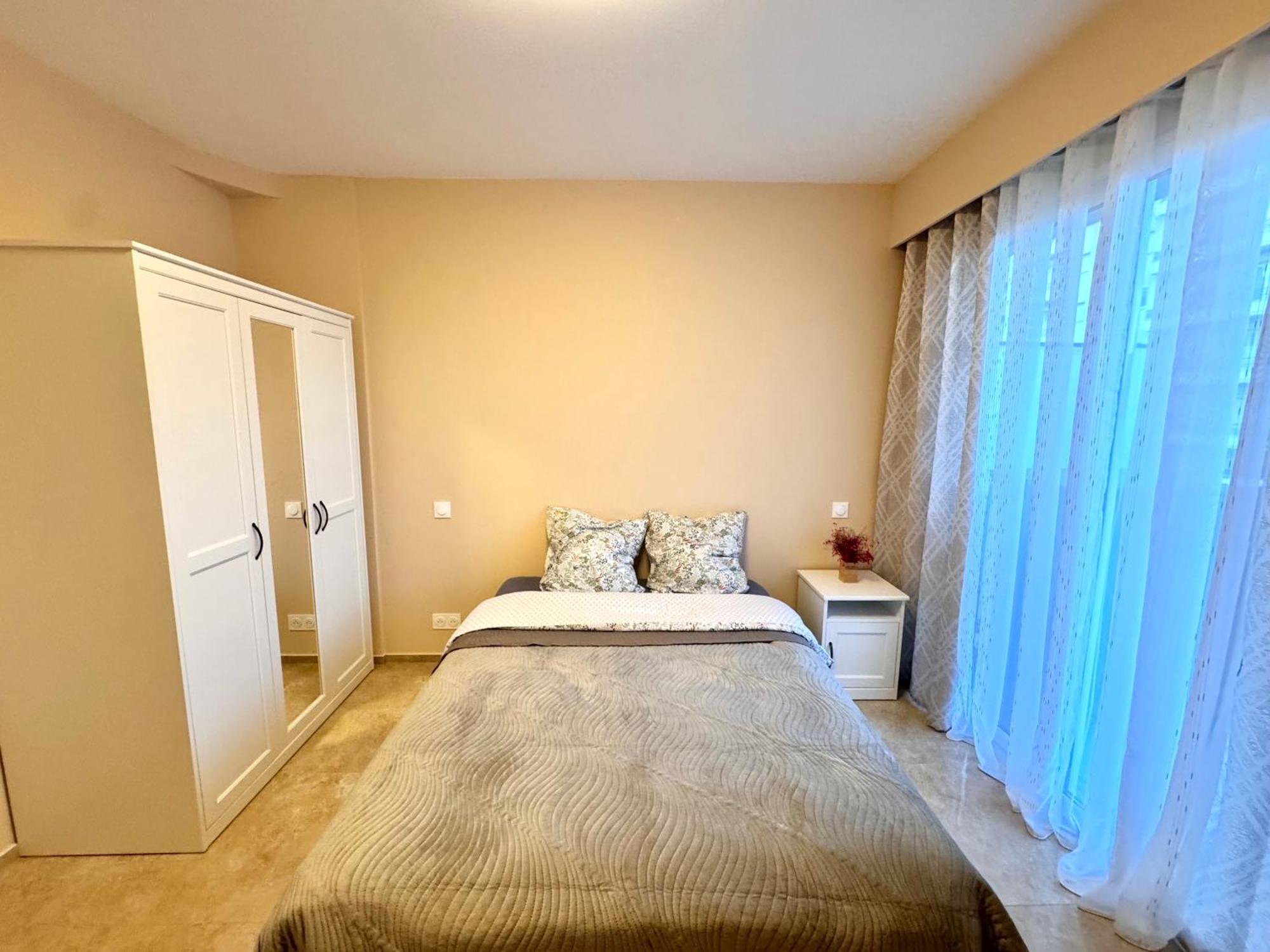 Moderne 3 Pieces Climatise Avec Balcon, A 2 Min