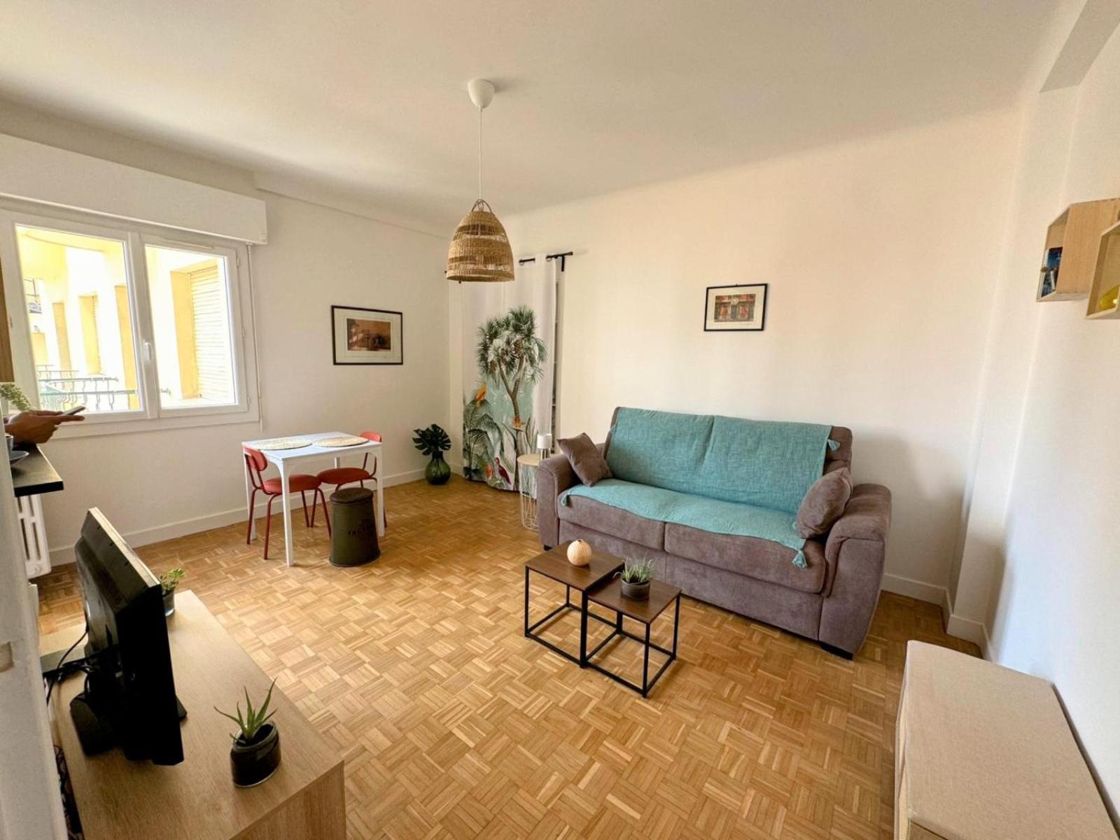 Pres De La Et La Promenade Des Nice