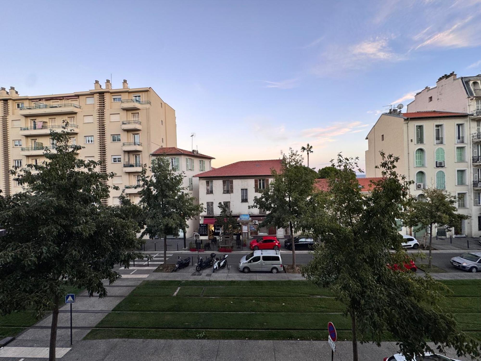 Moderne 3 Pieces Climatise Avec Balcon, A 2 Min Apartment *