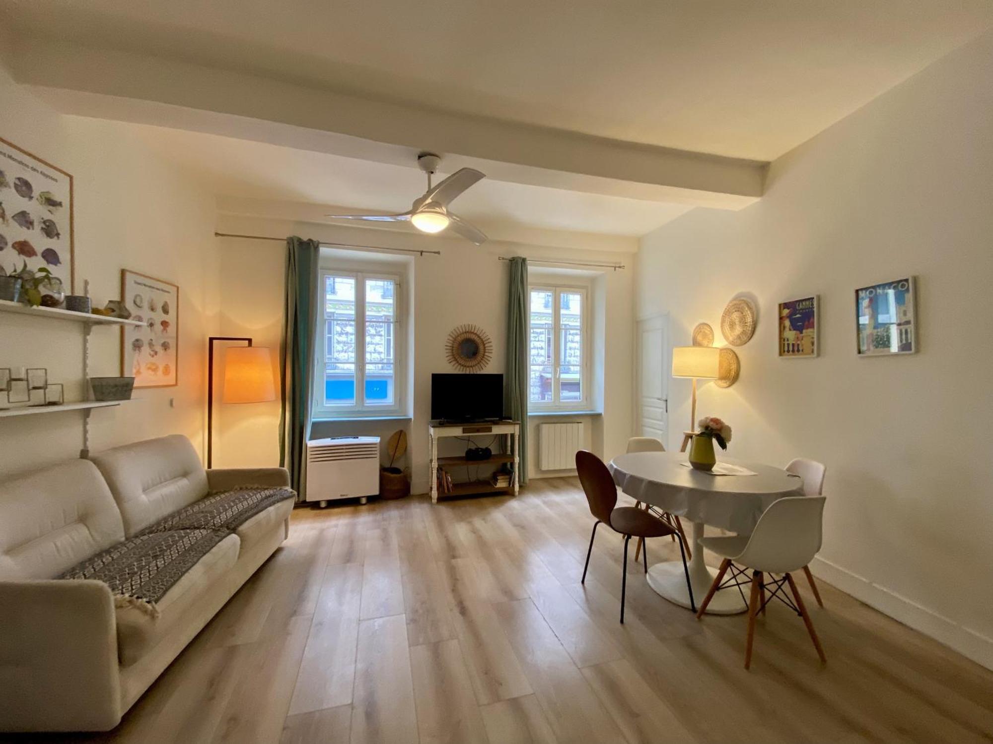 Appartement Joli Niçois En Bord De *