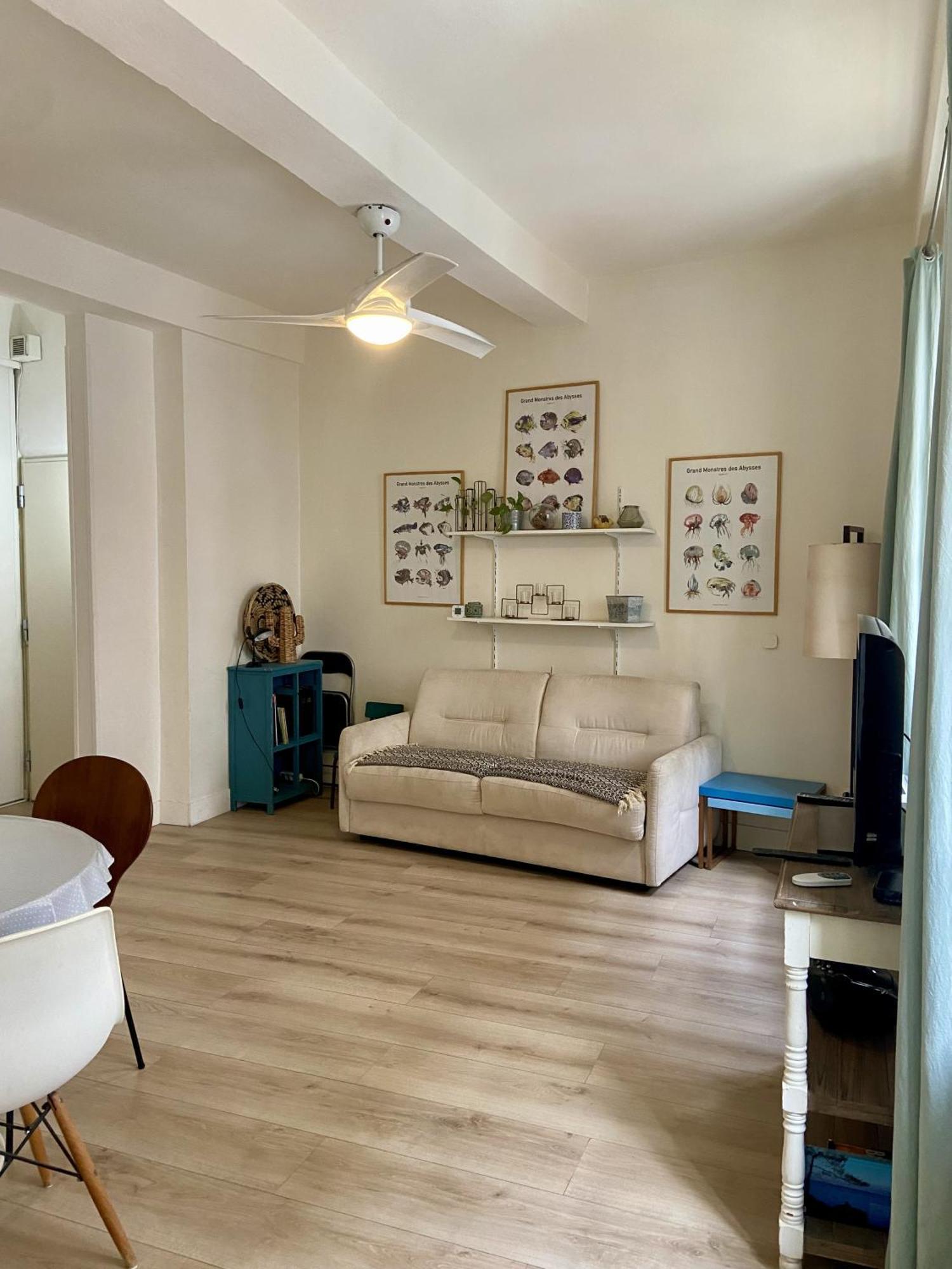 Joli Nicois En Bord De *