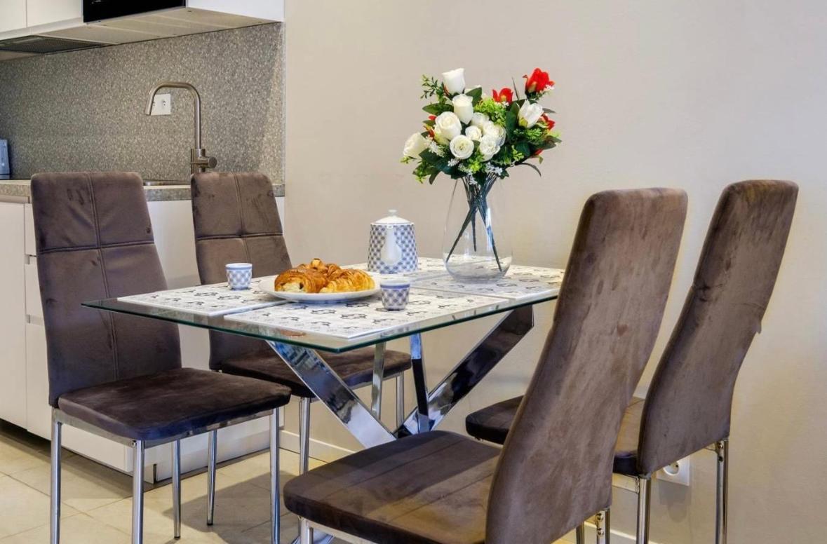 Apartment The Entire 2 Rooms, Balcony, Sea View *