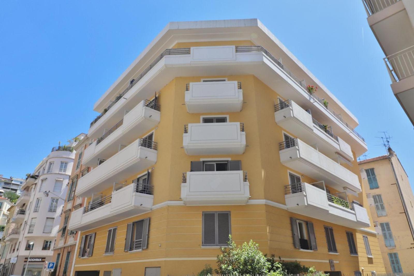 Joli 2 Pieces Nicois Avec Terrasse Ensoleillee *