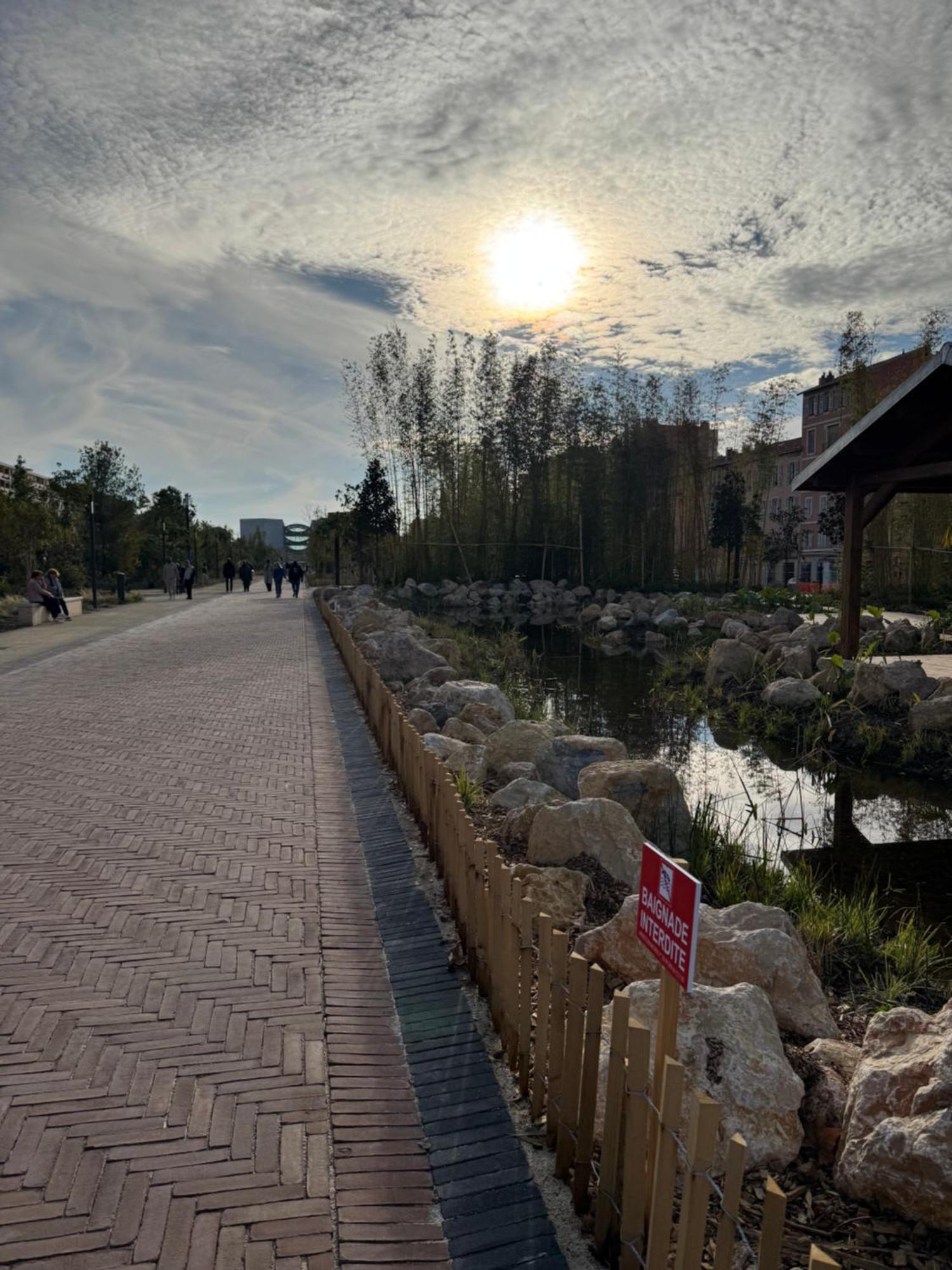 Beau Avec Belle Terrasse Au Centre De