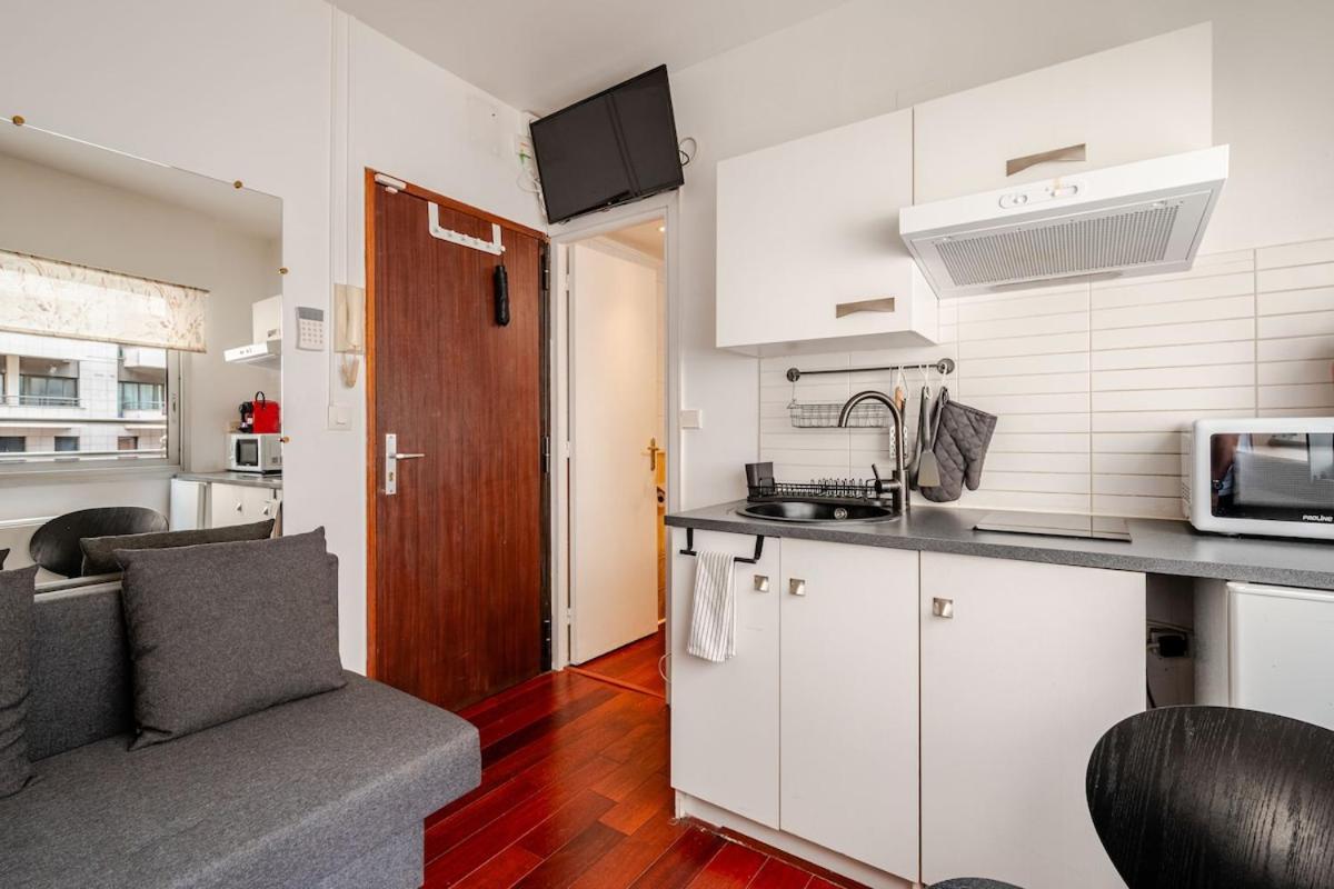 Studette A Cote De La Et La Promenade * Nice