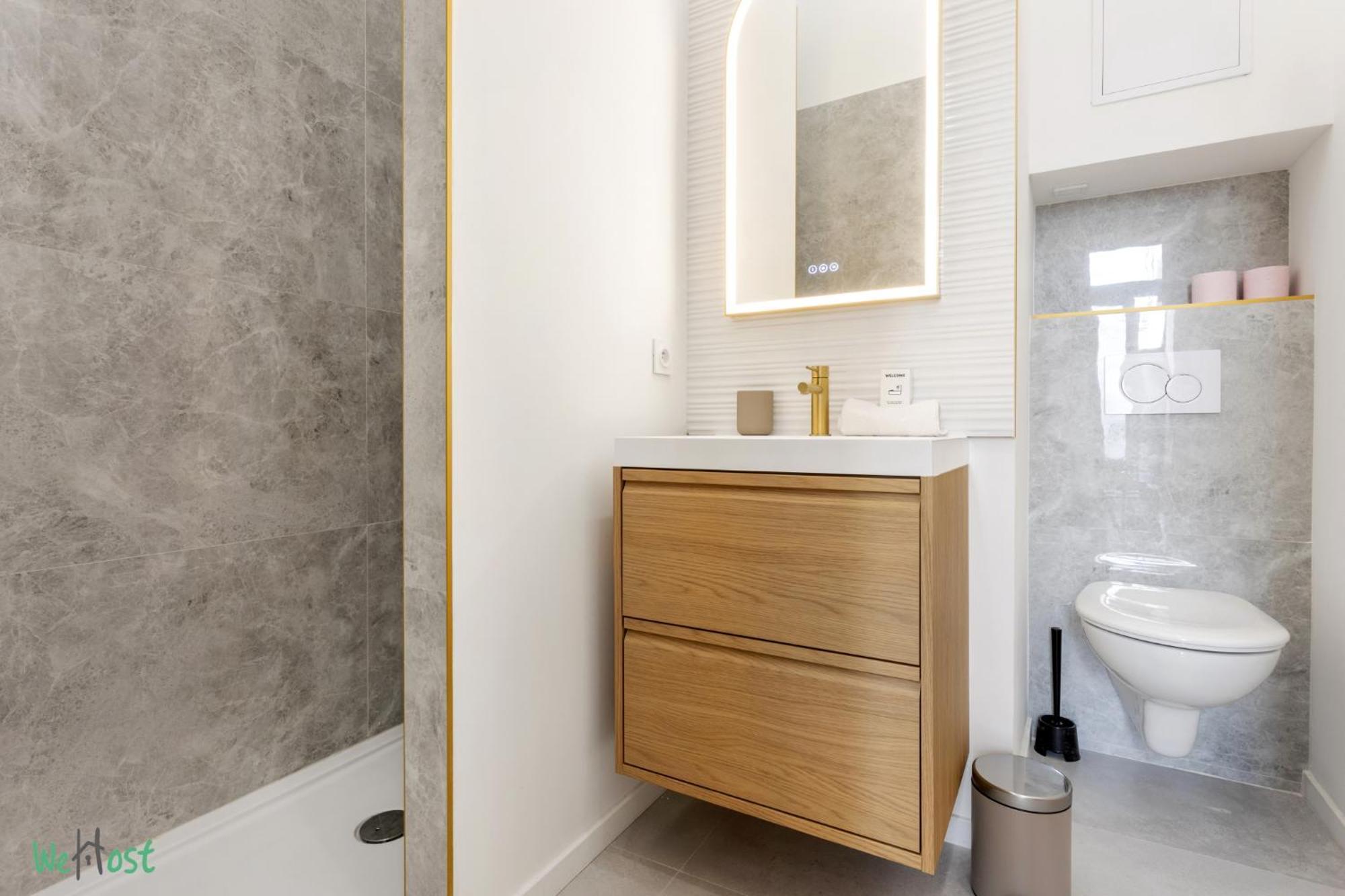 Wehost D4 - La Chic Cour 2 People Near Sea Apartment *