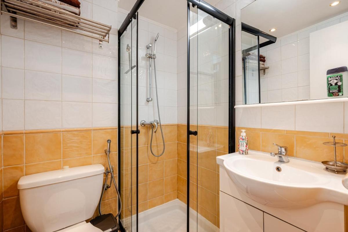 Studette A Cote De La Et La Promenade *