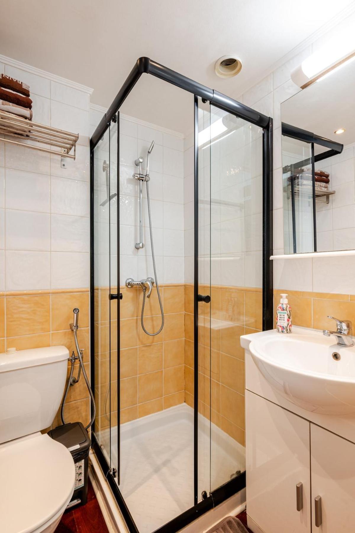 Studette A Cote De La Et La Promenade *