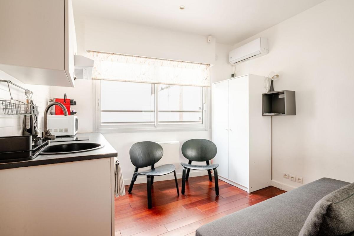 Studette A Cote De La Et La Promenade *