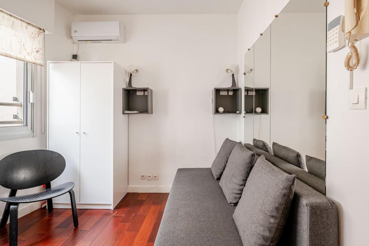 Studette A Cote De La Et La Promenade