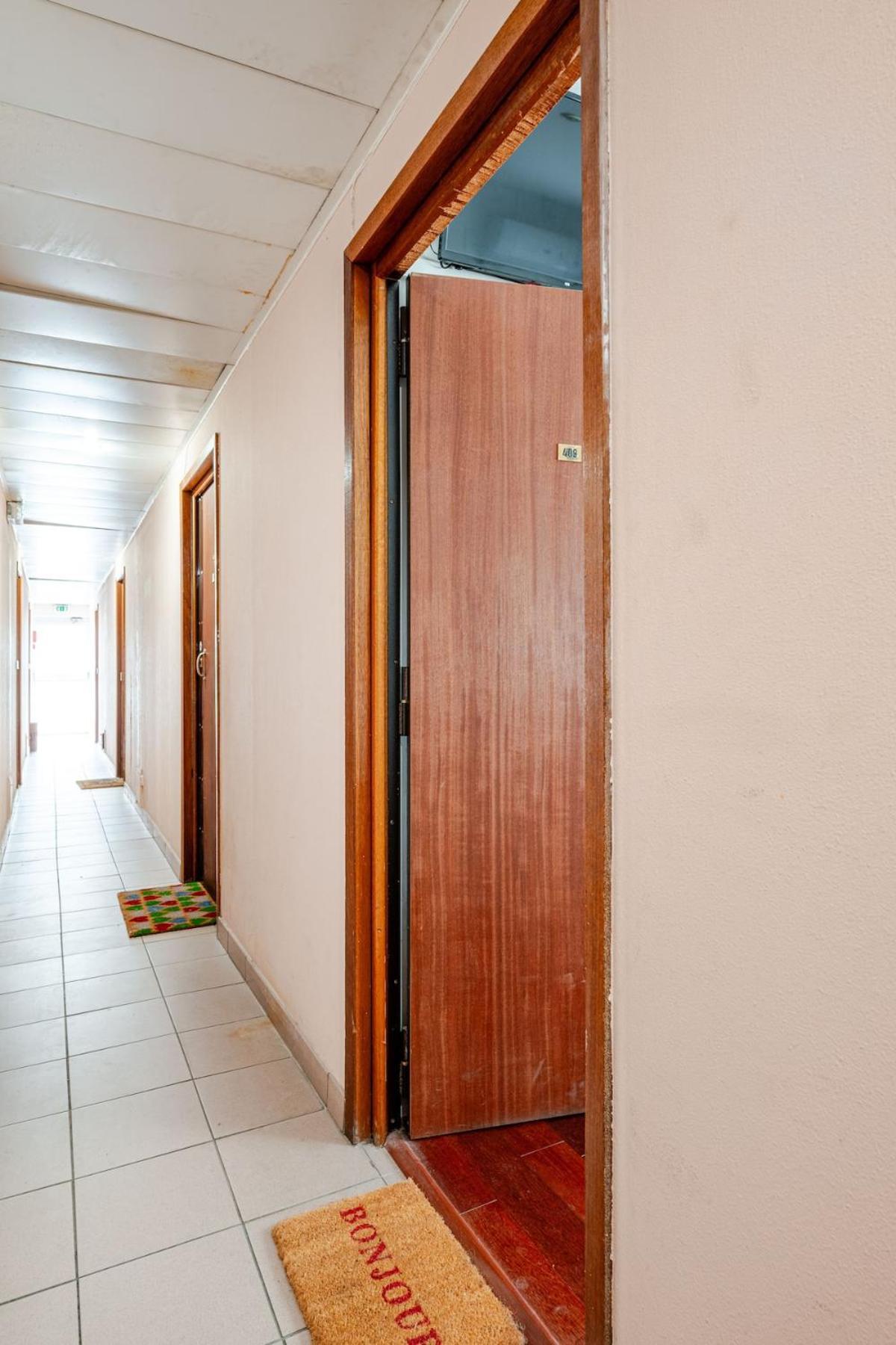 Studette A Cote De La Et La Promenade Nice