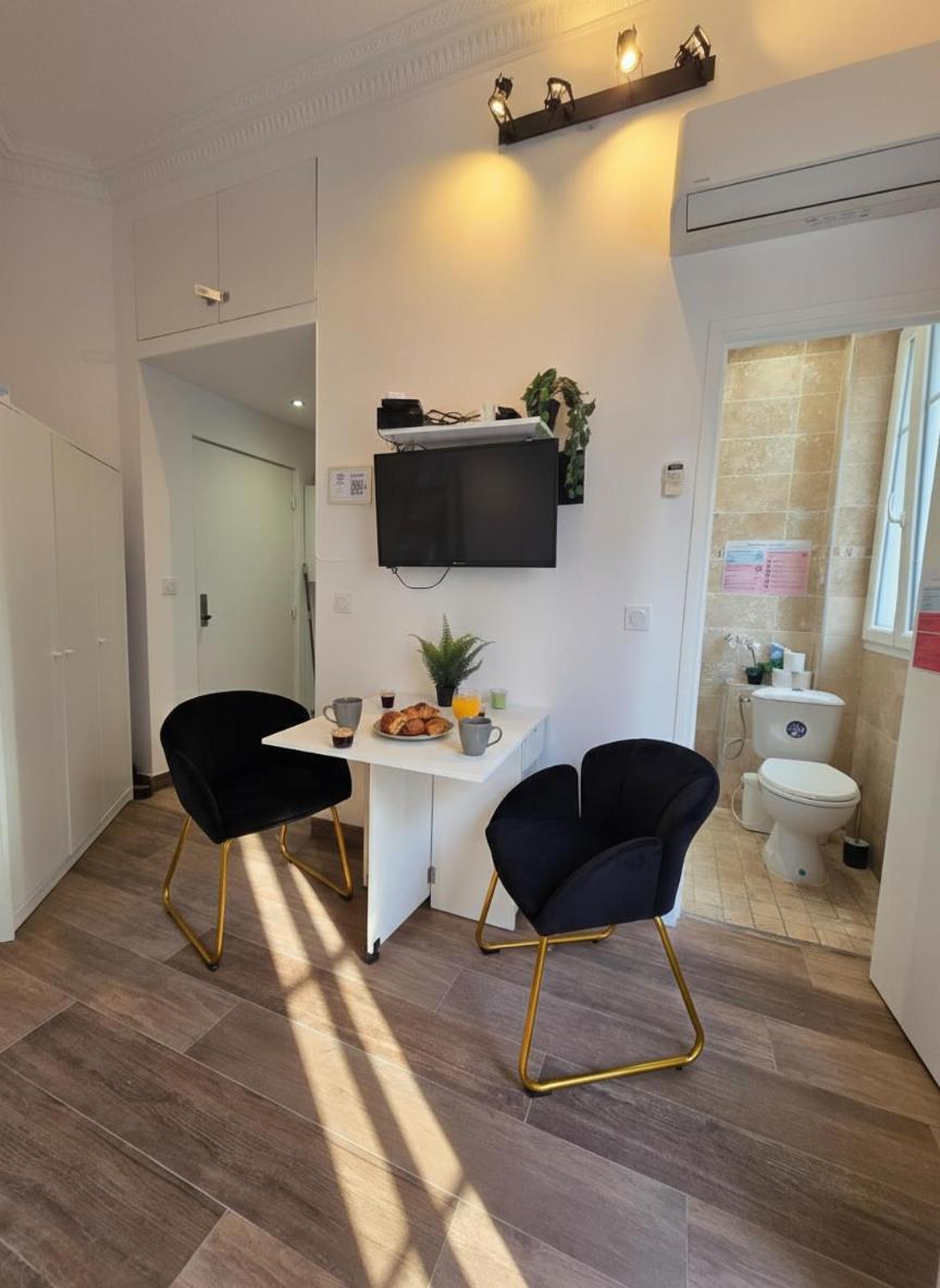 Cozy Studio, Balcony & Ac, Heart Of Apartment *