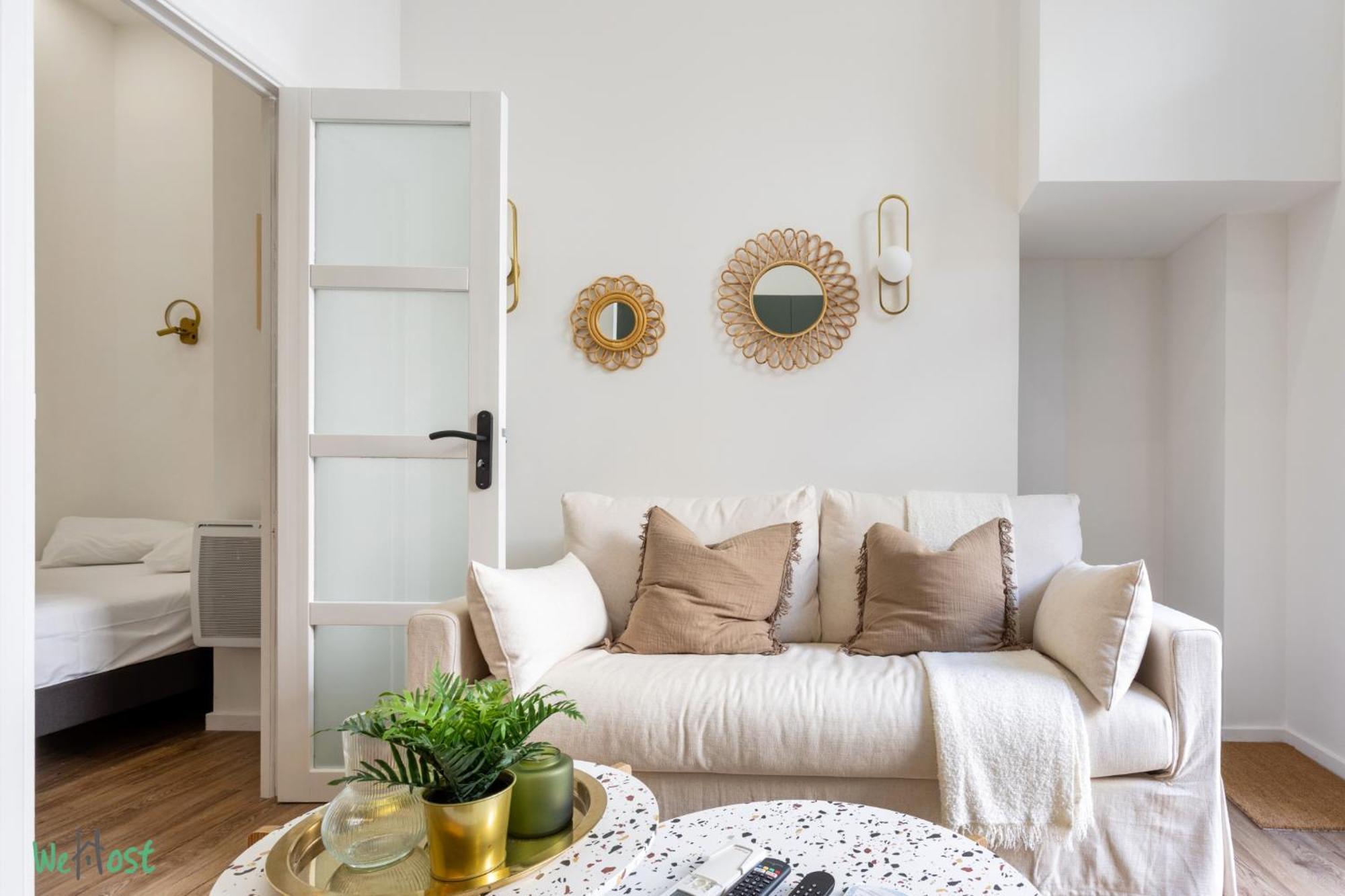 Wehost D4 - La Chic Cour 2 People Near Sea Apartment *