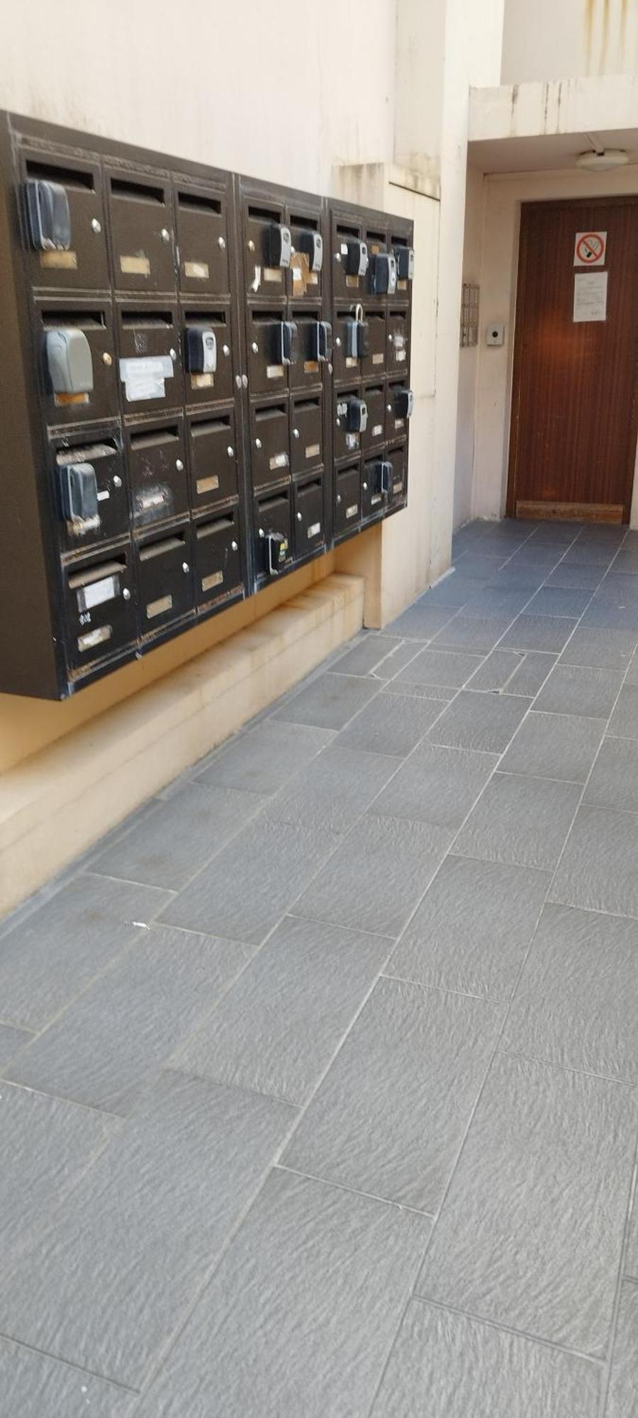 Studette A Cote De La Et La Promenade *