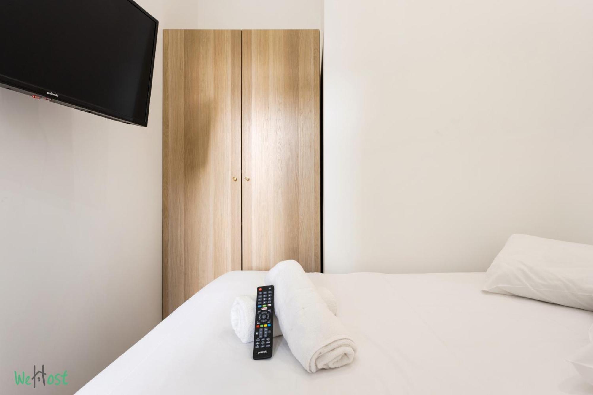 Wehost D4 - La Chic Cour 2 People Near Sea * Nice