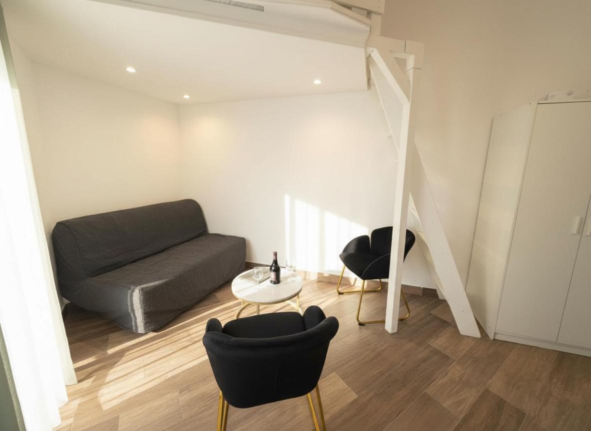 Cozy Studio, Balcony & Ac, Heart Of Apartment *