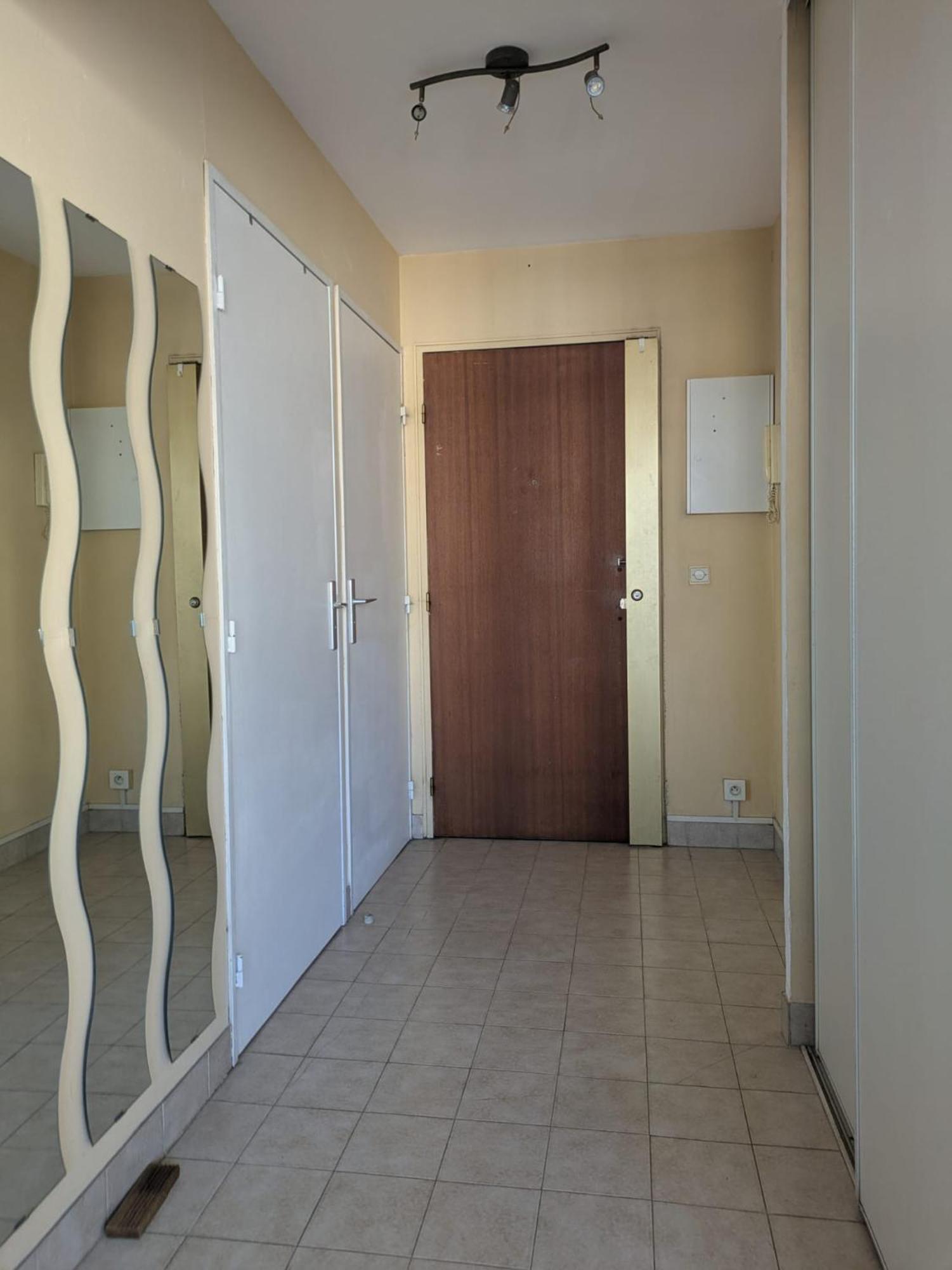 Apartment F2 A 50 M De La *