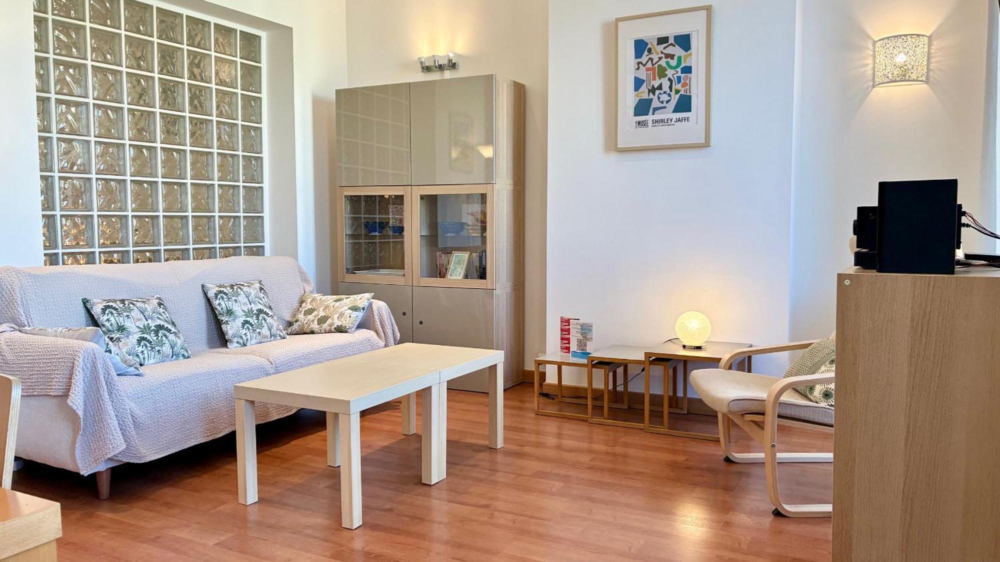 Riviera: Seaside Elegance On Promenade Des Apartment