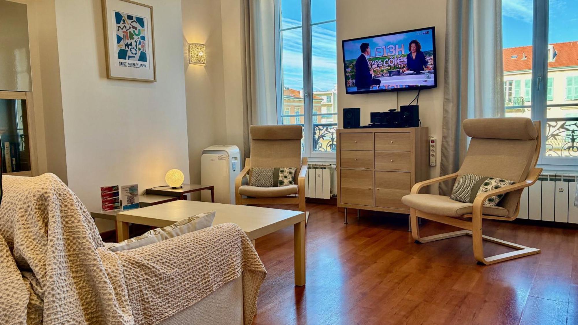 Apartment Riviera: Seaside Elegance On Promenade Des