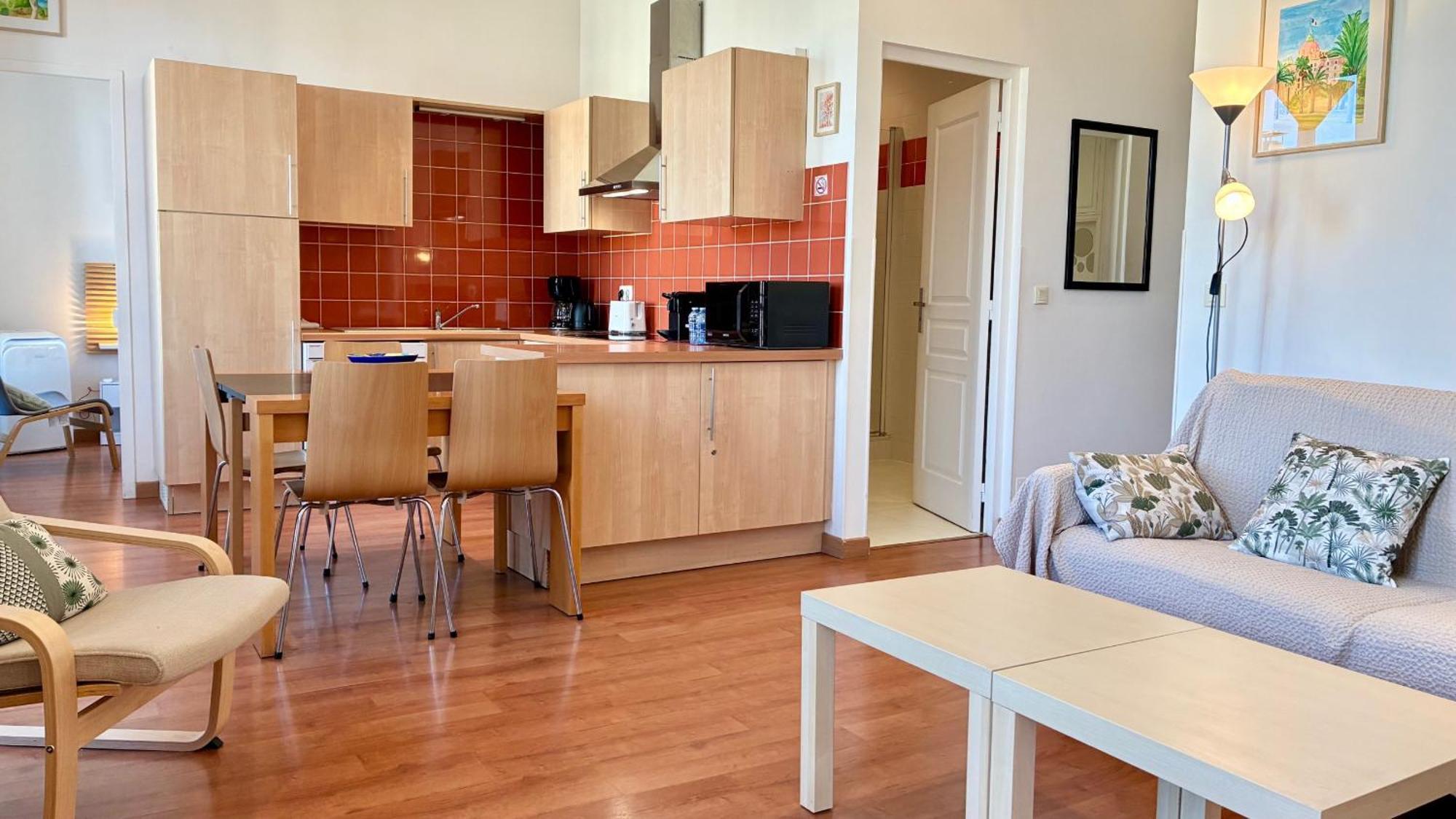 Riviera: Seaside Elegance On Promenade Des Nice