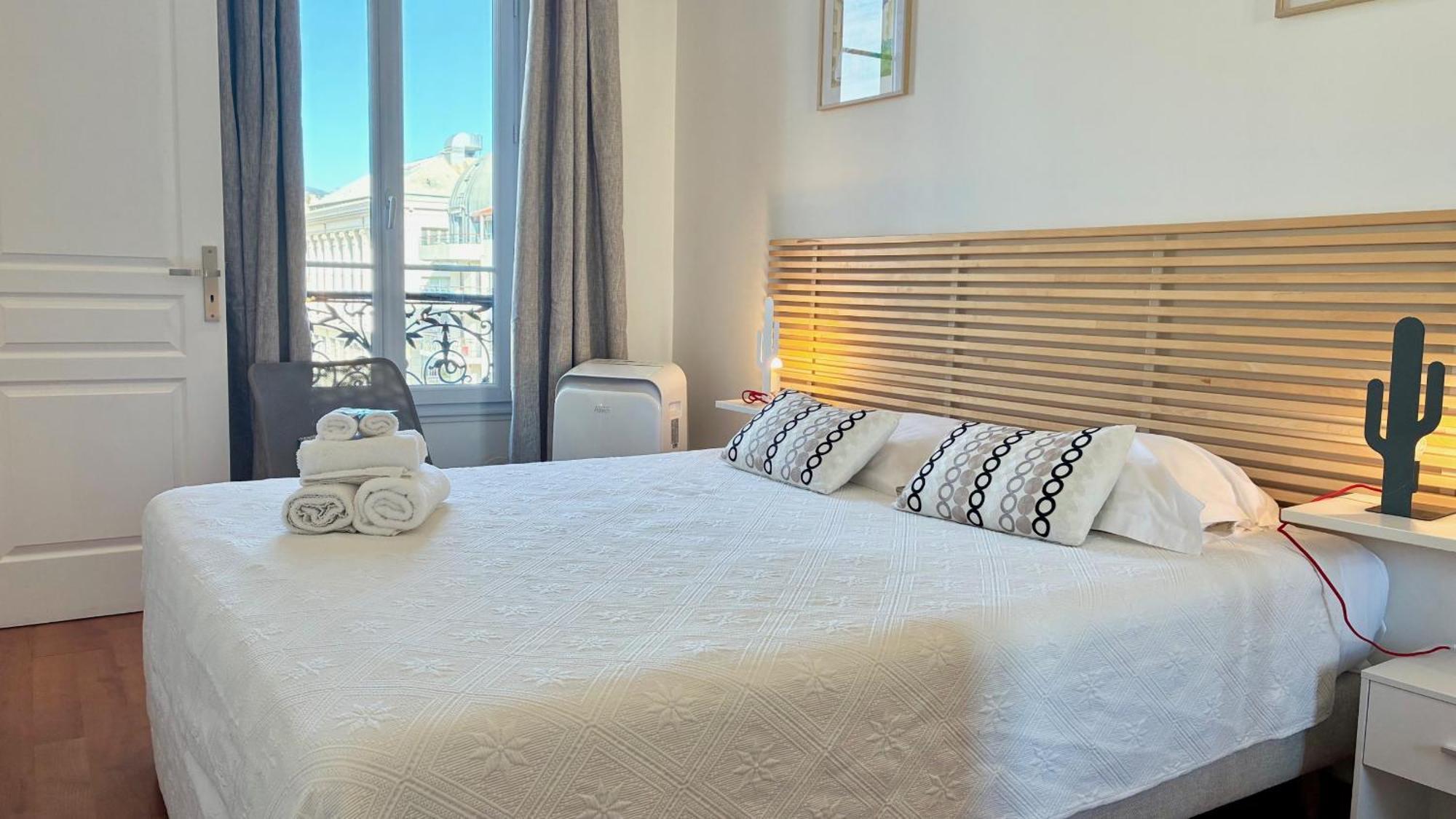 Apartment Riviera: Seaside Elegance On Promenade Des