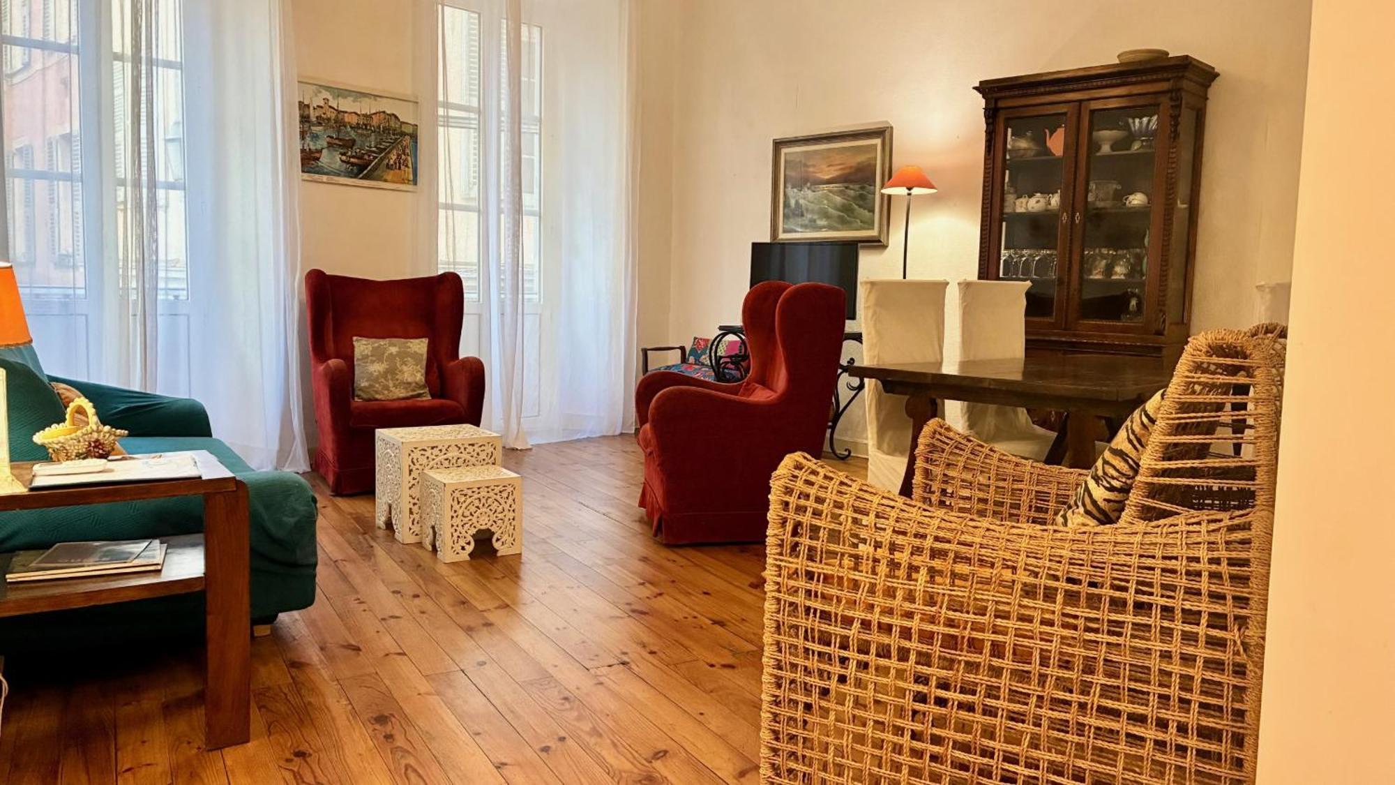 Riviera: Spacious Old Town Near 3*