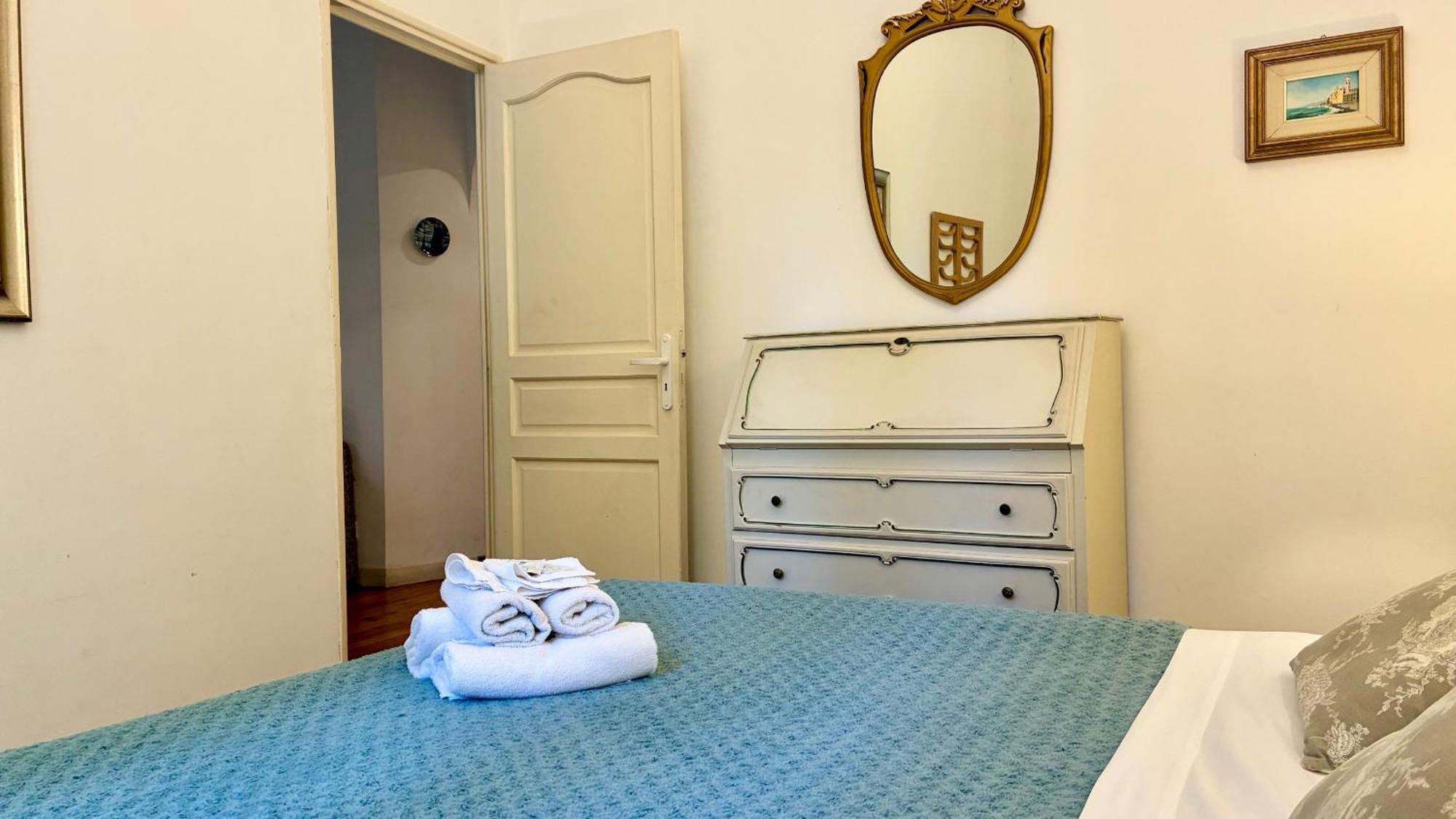 Riviera: Spacious Old Town Near Apartment