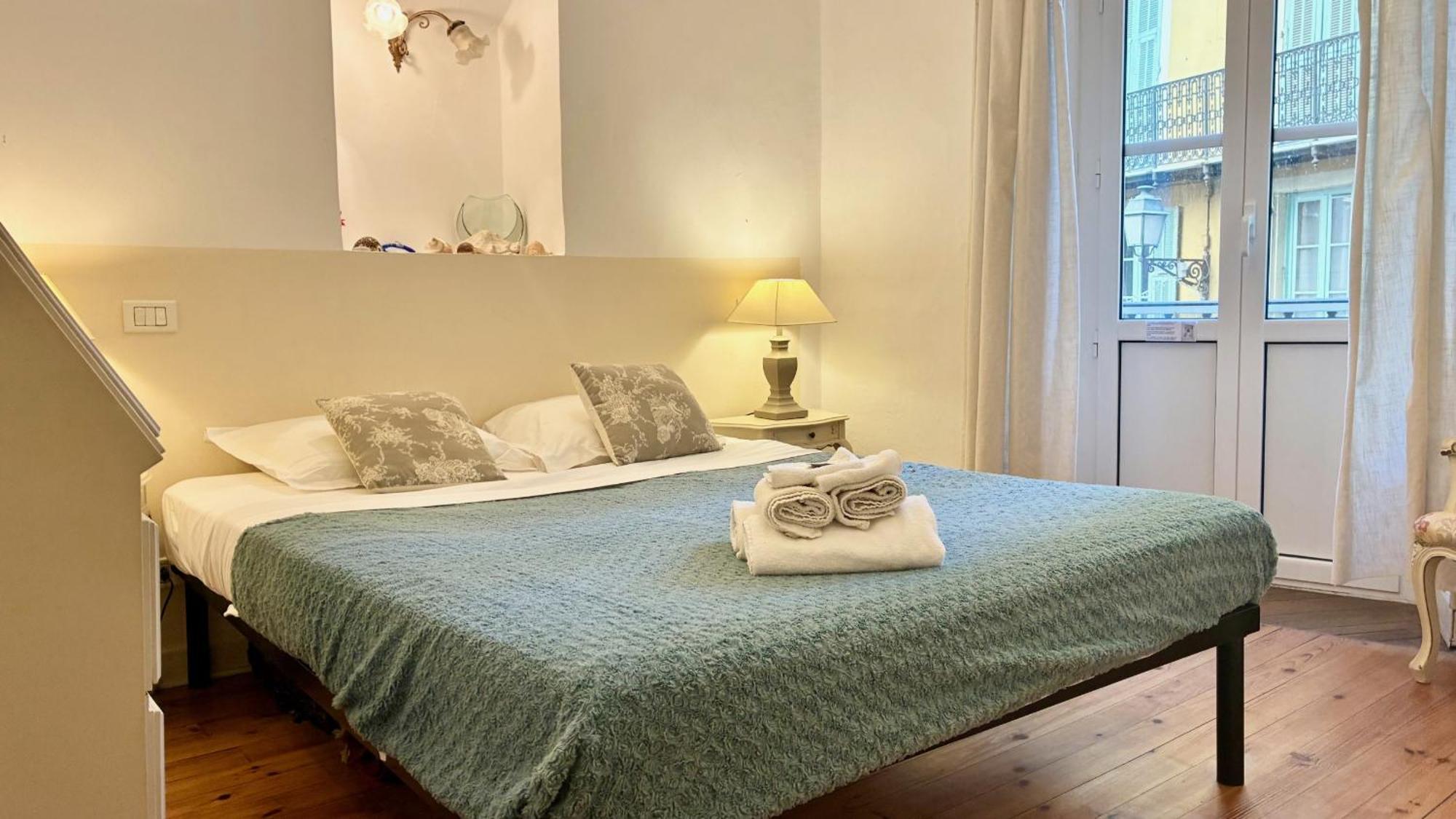 Riviera: Spacious Old Town Near Apartment Nice