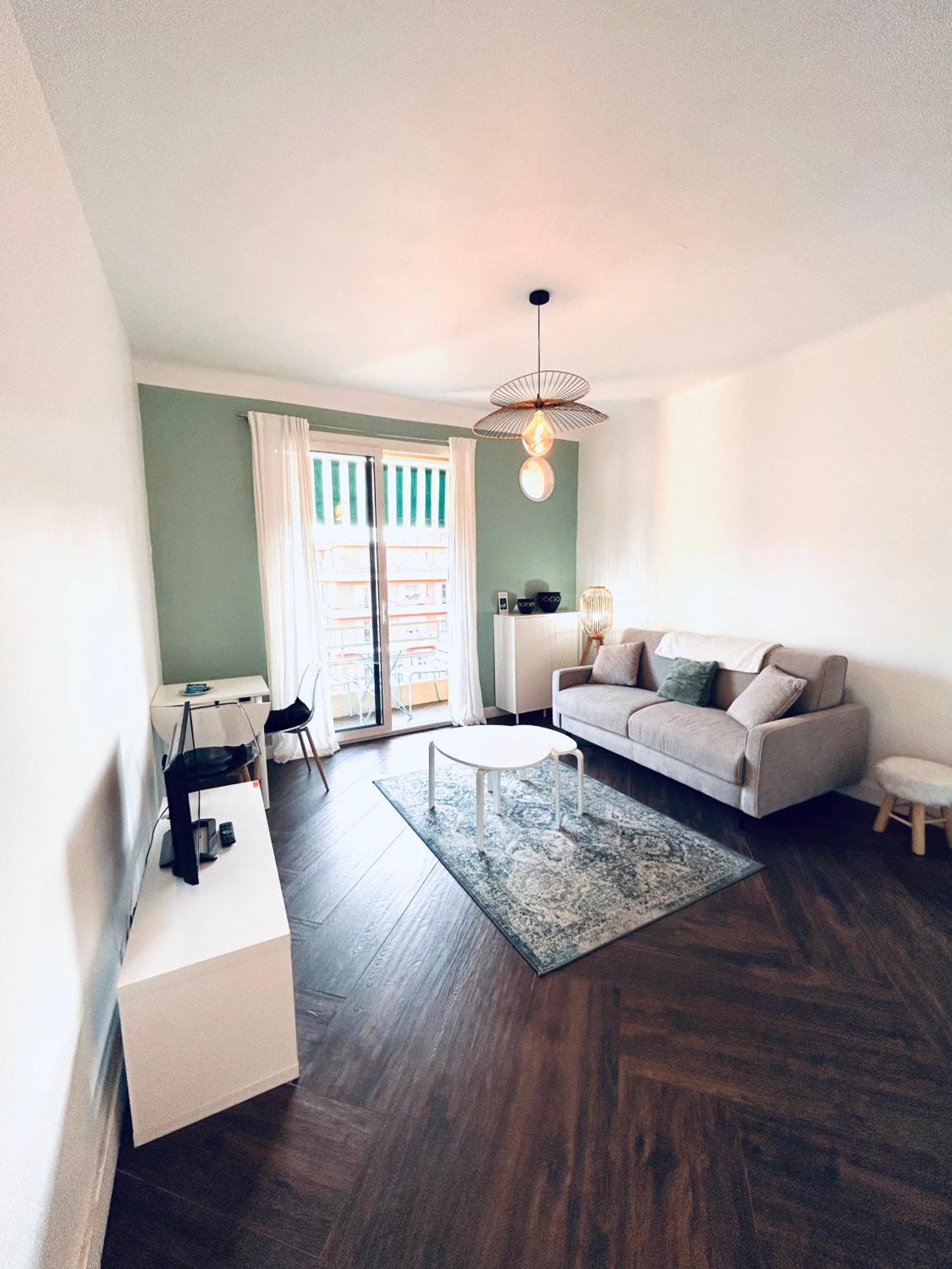 Happy Spacieux En Dernier Etage Avec Balcon A 5 Minutes A Pieds Du Vieux Et De La Quartier Dubouchage Apartment Nice