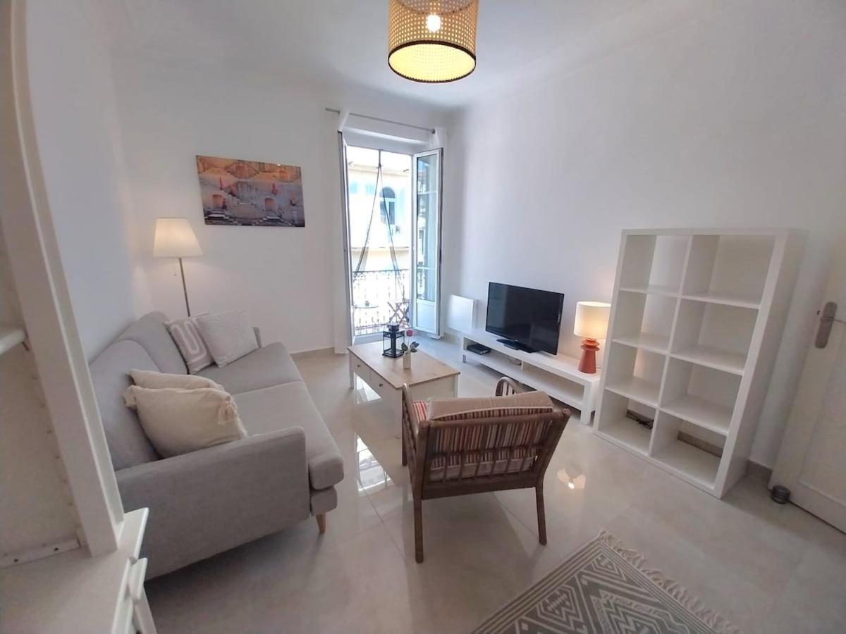 Spacious With Balcony - Center Apartment *