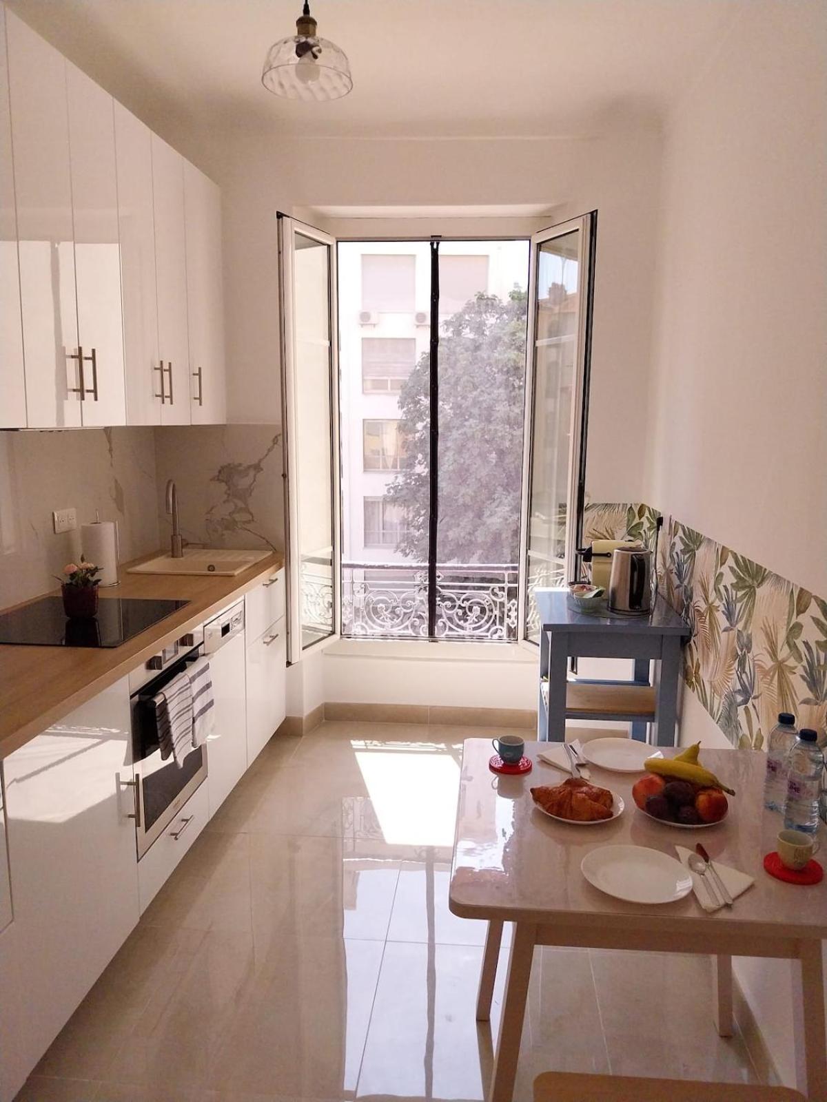 Spacious With Balcony - Center Nice