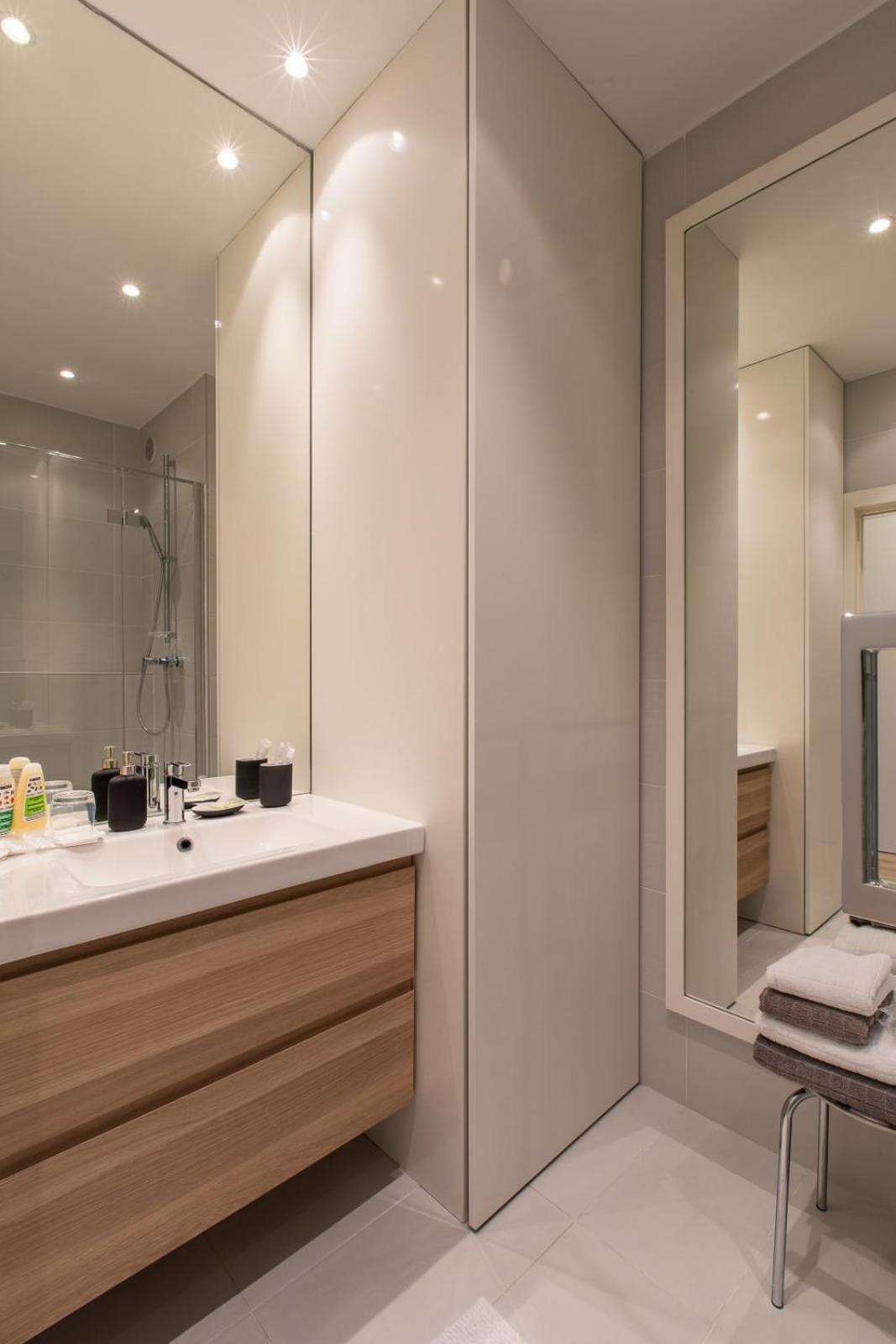 Grand H -f2, Face Vieux- Nice, Terrasse, Ascenseur, Climatisation, Terrace - Center Apartment