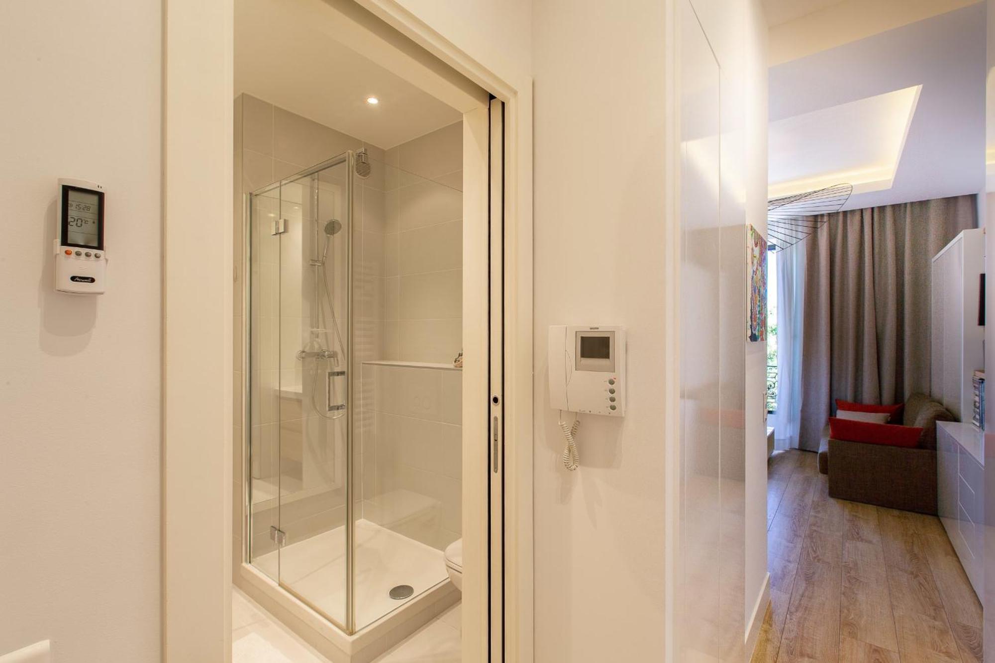 Grand H -f2, Face Vieux- Nice, Terrasse, Ascenseur, Climatisation, Terrace - Center * Nice