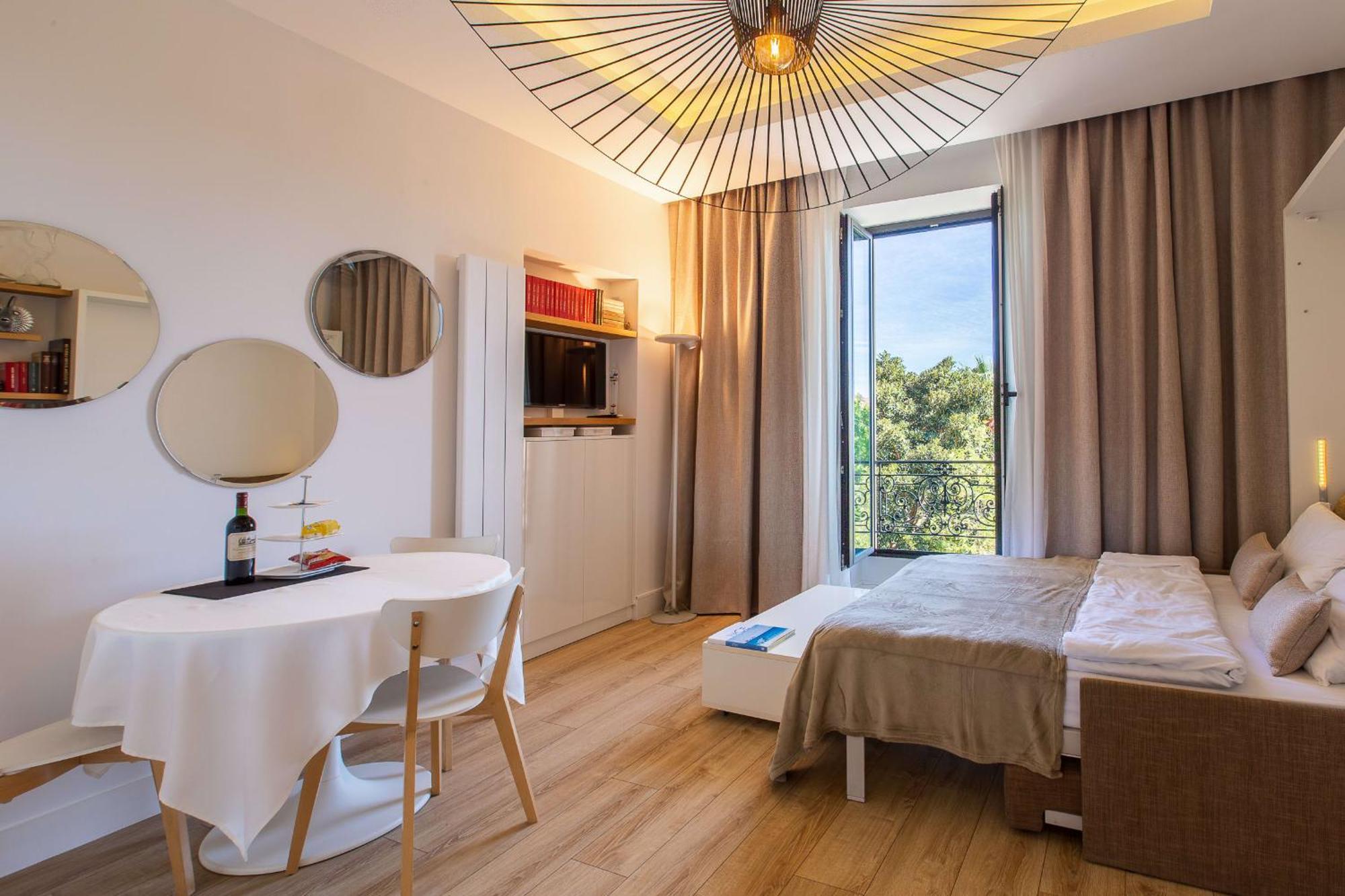 Grand H -f2, Face Vieux- Nice, Terrasse, Ascenseur, Climatisation, Terrace - Center Apartment *