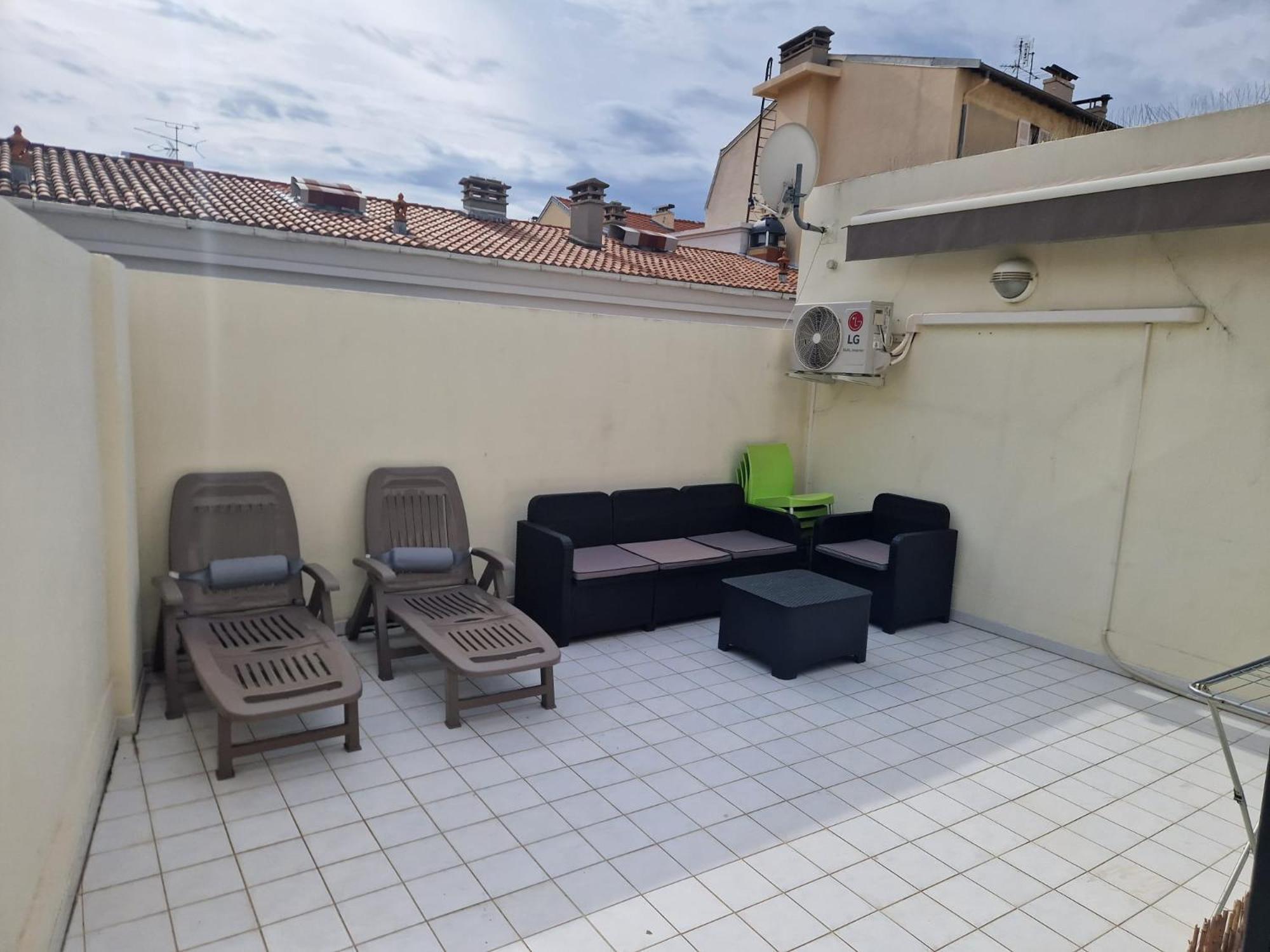 Plein Centre Climatise Et Spacieux Avec Grande Terrasse Sur Le Toit A Nice