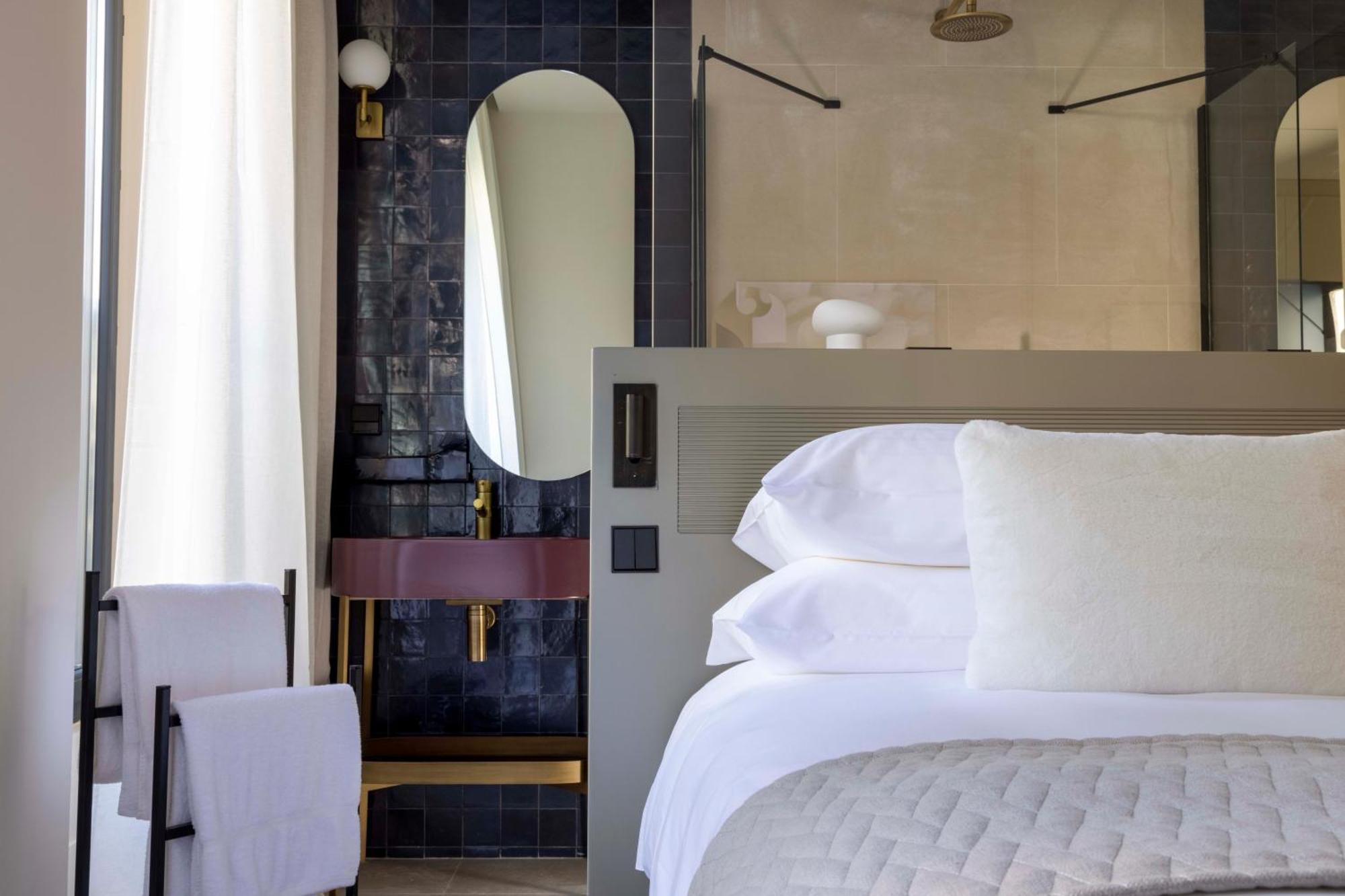 Ikonik Jean Medecin Hotel