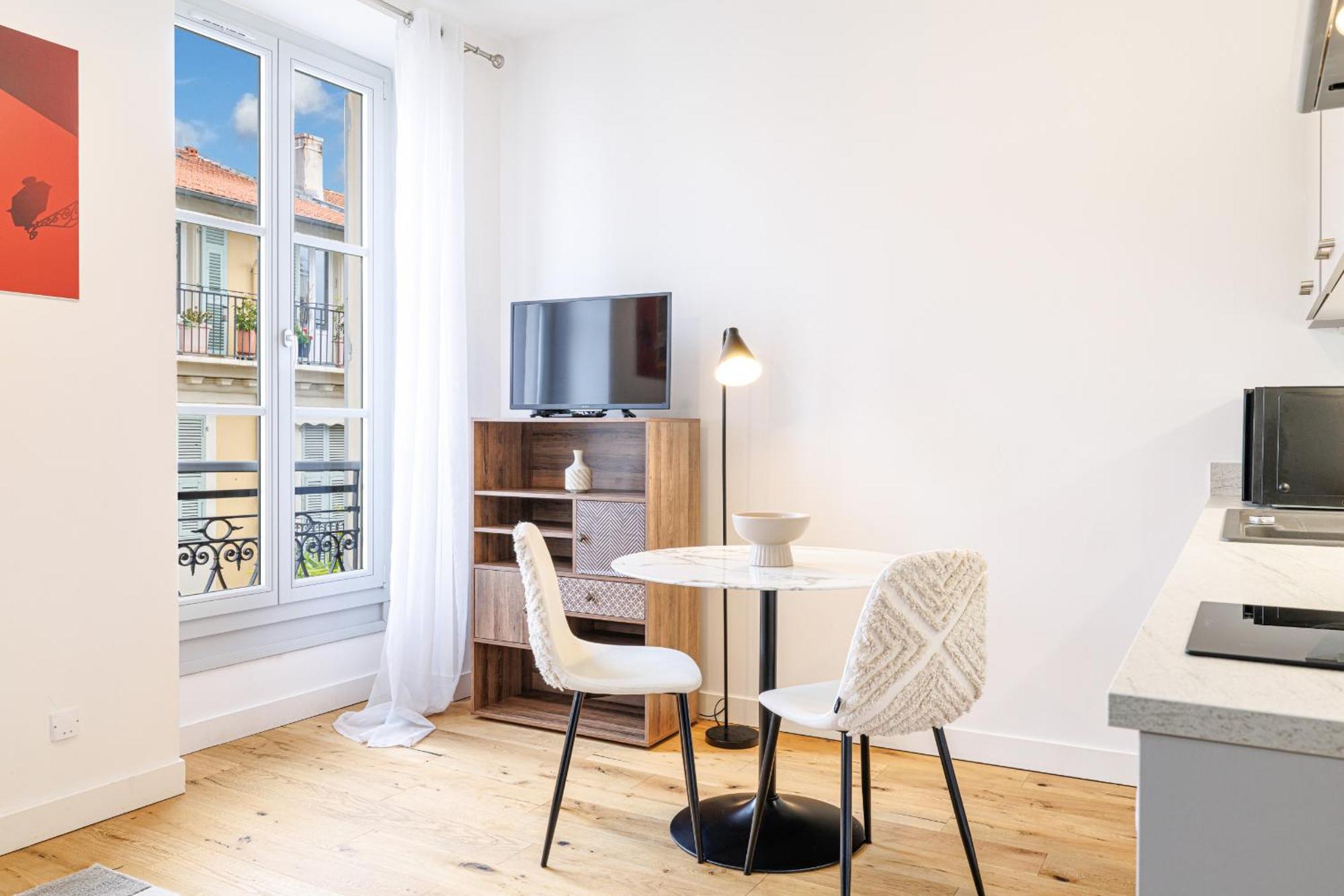 Charming Center 406 *