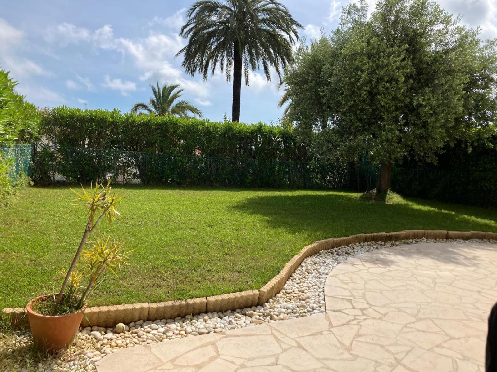 Beautiful 3 Bedroom With Garden Apartment